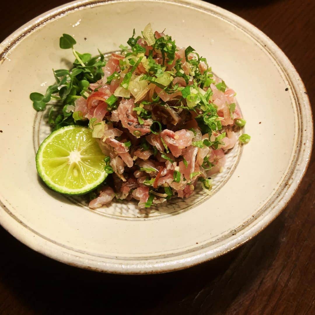 志摩有子さんのインスタグラム写真 - (志摩有子Instagram)「鯵の美味しい季節。お昼に五味薬味を作ったので、鯵のたたきにたっぷり。浅葱、生姜、茗荷、大葉、カイワレを刻んで水に放せばシャキシャキ。たたきはよーく冷やすと美味しい。 #鯵のたたき #夏の味 #五味薬味」6月30日 19時18分 - ariko418
