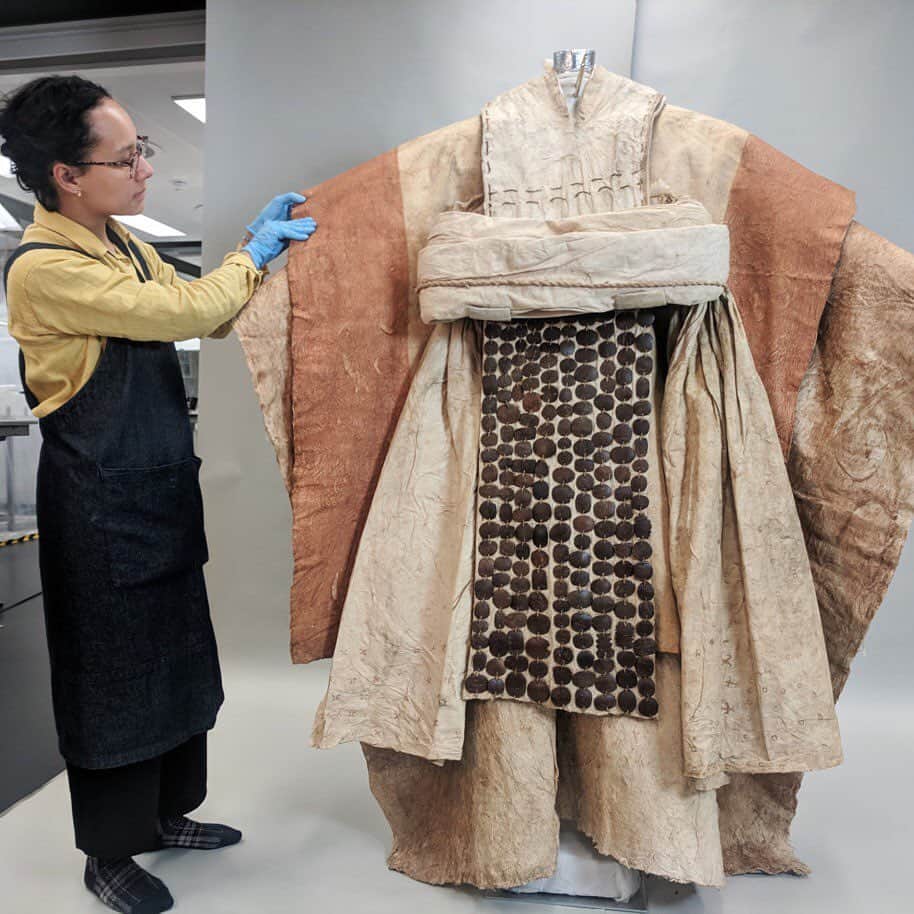 のインスタグラム：「This intricately decorated costume is an 18th-century chief mourner’s costume from Tahiti. It was worn during a dramatic expression of grief when a Tahitian chief died.  The costume has many elements, including a feather cloak, two barkcloth garments, and a breastplate decorated with nearly 1,000 tiny pearl-shell plaques. Conserving the cloak was a painstaking task – in some cases feathers had to be repaired individually.  Read more about the conservation process in our blog – #linkinbio.  See this incredible object on display in our free exhibition in Room 91.  #BritishMuseum #conservation #science #costume #Tahiti #London #UK」