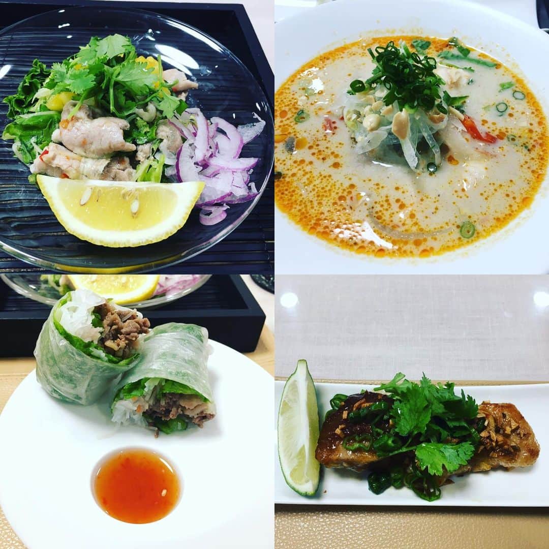 小橋めぐみのインスタグラム：「料理教室 🍴エスニックの巻🍴 ✔︎パイナップルと豚肉のサラダ ✔︎牛肉の生春巻き ✔︎鶏もも肉のスパイシーソース ✔︎海老とココナッツスープのフォー 生春巻きが、だいぶ太り気味になっちゃいましたが。 夏は無性にエスニック料理が食べたくなります😋 行きたいお店もいっぱい😋」