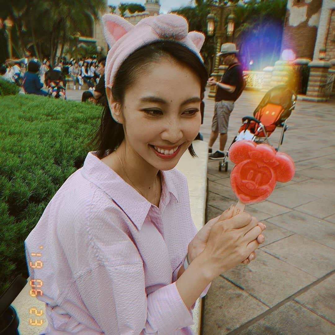 近野莉菜のインスタグラム：「親友と七夕ディズニーした時の🎋💫ぶたちゃんのヘアバンド可愛いのは良いんだけど、全身ピンクおばさんw」