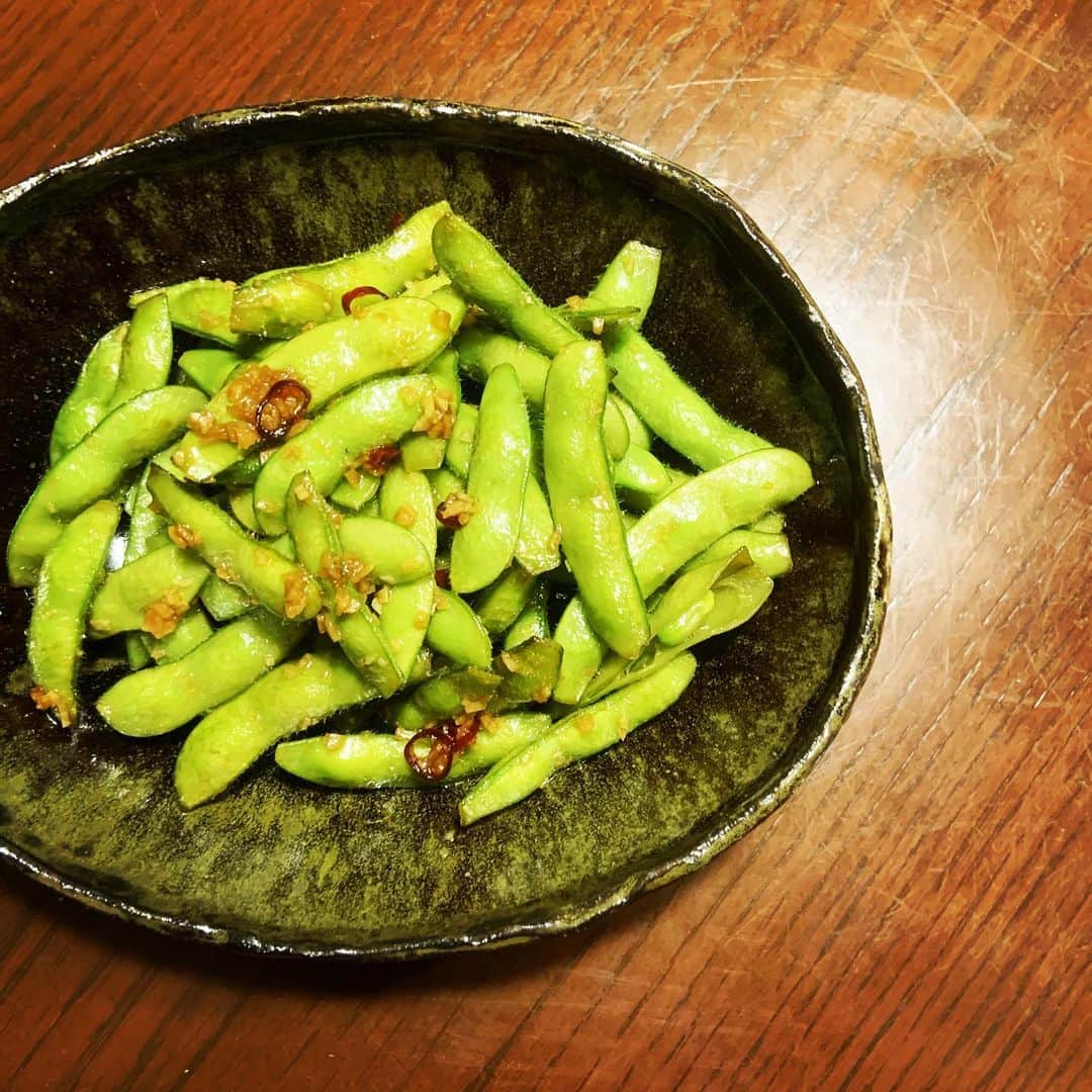 志摩有子さんのインスタグラム写真 - (志摩有子Instagram)「枝豆でペペロンチーノ。これがまたビールに合う合う。チューチューとしゃぶりながら食す。 #枝豆 #枝豆ペペロンチーノ」6月30日 19時20分 - ariko418