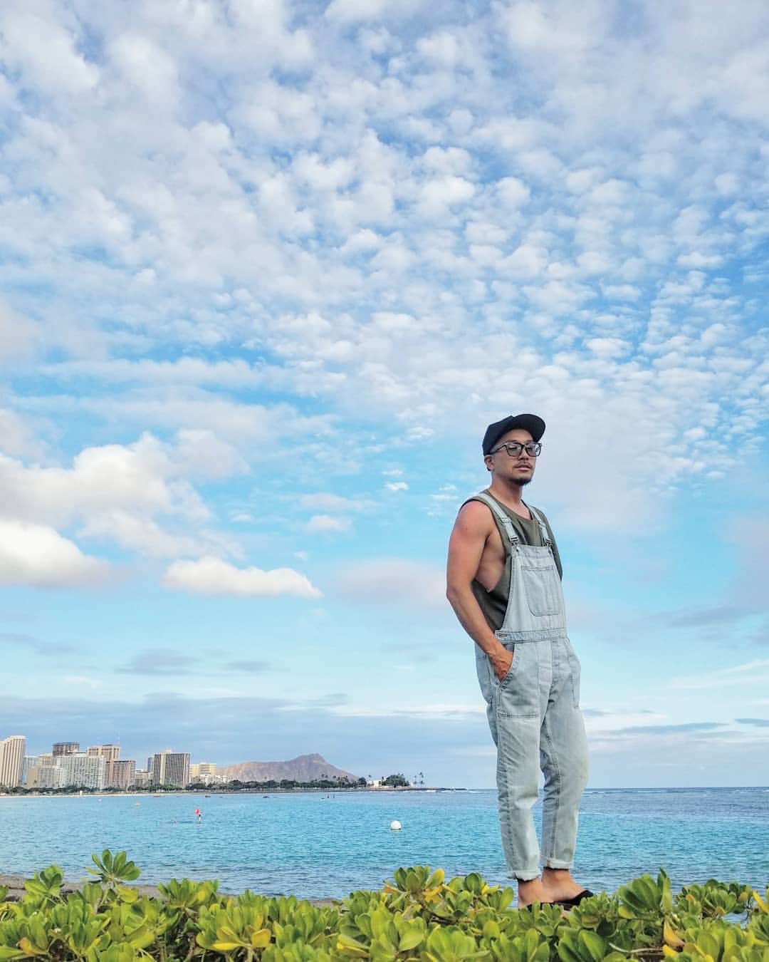K.Tのインスタグラム：「2019.06.30  幸せ♥️ #ただそれだけ  CAP　#chromehearts  EYEWEAR　#tomford  TOPS　#ilaswim @avian_official  OVERALL　#gap  ACCESSORY　#hermes  6月のpost完了  #hawaii #sea #sky #blue #happy」