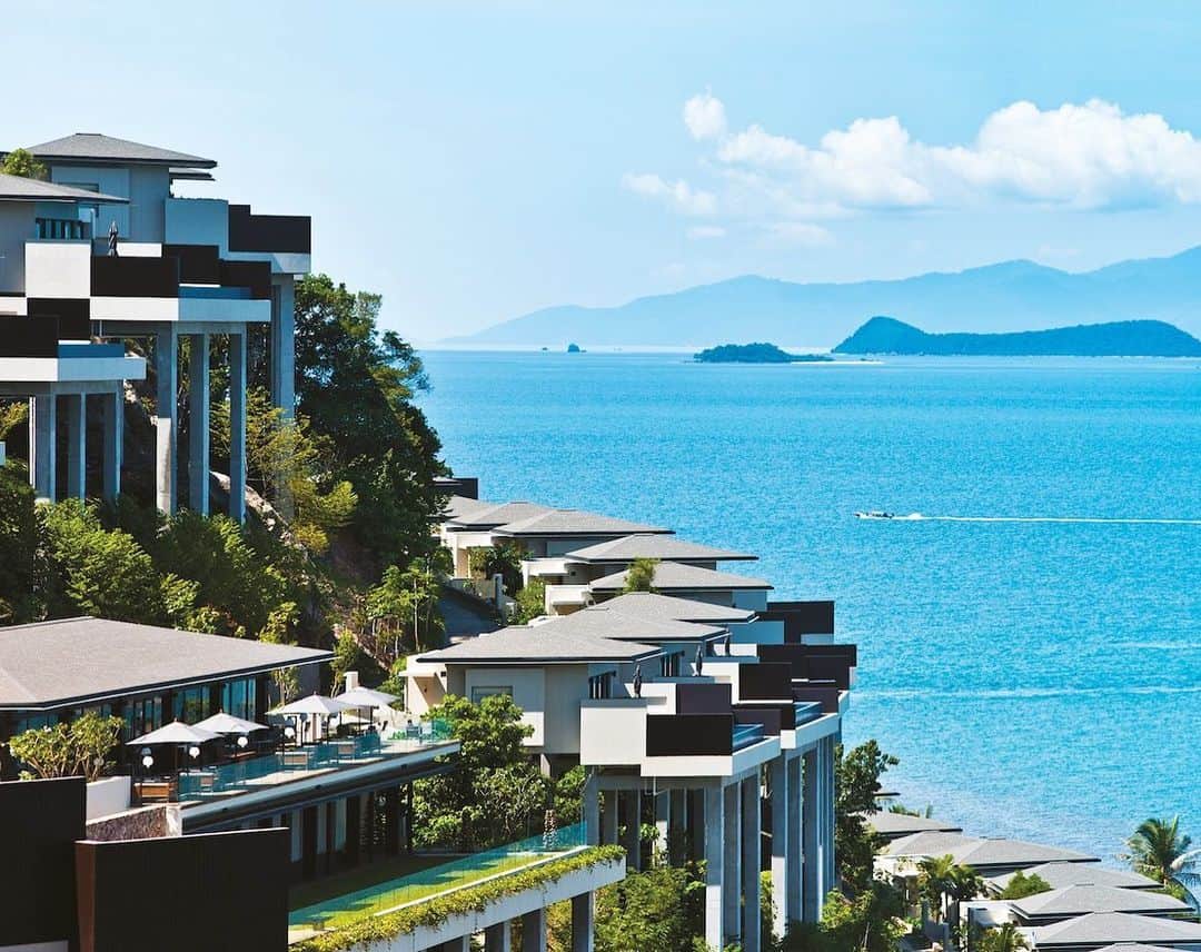 タイ国政府観光庁さんのインスタグラム写真 - (タイ国政府観光庁Instagram)「【サムイ島屈指のラグジュアリーホテル✨】﻿ ﻿ 今回ご紹介するのはサムイ島の西南端に位置する隠れ家的高級リゾート「コンラッド・コサムイ」 @conradkohsamui です🏝﻿ ﻿ 客室は全てプール付きのヴィラで、全ての客室から美しいタイ湾を臨みます。スパやレストランなどの施設も充実していて、それぞれに高い評価を得ています💫﻿ ﻿ アクセスはサムイ空港から車で約１時間🚗﻿ ﻿ #タイ #サムイ #サムイ島 #コンラッドコサムイ #高級リゾート #タイリゾート #タイビーチ #こんなタイ知らなかった #もっと知りタイ #タイ旅行 #サムイ旅行 #ラグジュアリー #ラグジュアリーな旅 #旅好きな人と繋がりたい #旅行好きな人と繋がりたい  #海外旅行　＃リゾート #thailand #samui #kohsamui #conradkohsamui #luxurytravel #luxury #amazingthailand #thailandtravel #thailandtrip #thai #thaistagram #lovethailand﻿ ﻿」6月30日 19時25分 - amazingthailandjp