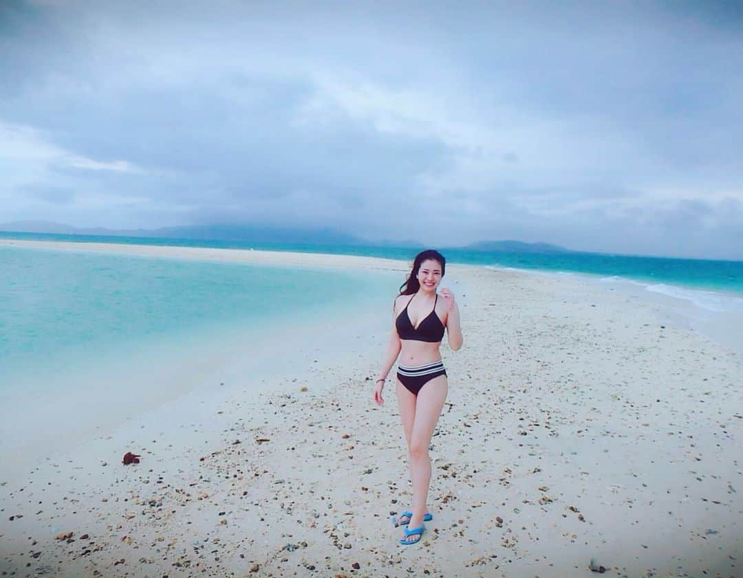 松木星良さんのインスタグラム写真 - (松木星良Instagram)「ここで天気わるめの綺麗な海と松木のぐらびや〜をご覧ください。 #vacation #island #ocean #beach #swimware #bikini #水着 #むっちりむちむち #南の島 #海の加工にいいアプリ教えてください #サンゴ #痛い #サニーゴ #居ない #風力3」6月30日 19時26分 - seiraet