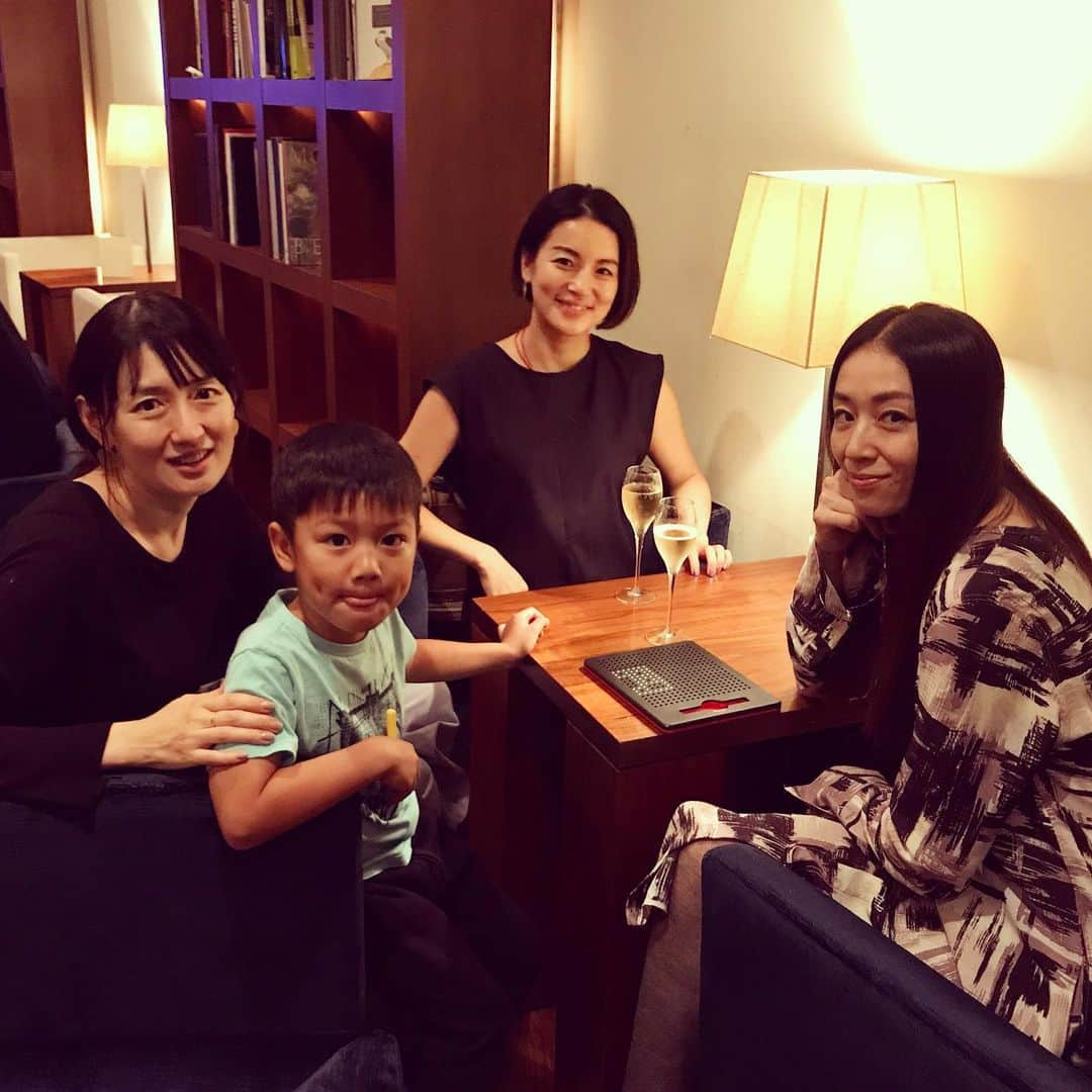 桃生亜希子さんのインスタグラム写真 - (桃生亜希子Instagram)「雨の週末に仲良しママ友と箱根の温泉旅♨️。 夕方からシャンパン🍾🥂飲んで、温泉に入って、。 ゆっくりダラダラ幸せな時間○ 梅雨の最高な過ごし方。☔️」6月30日 19時31分 - pinokosugar