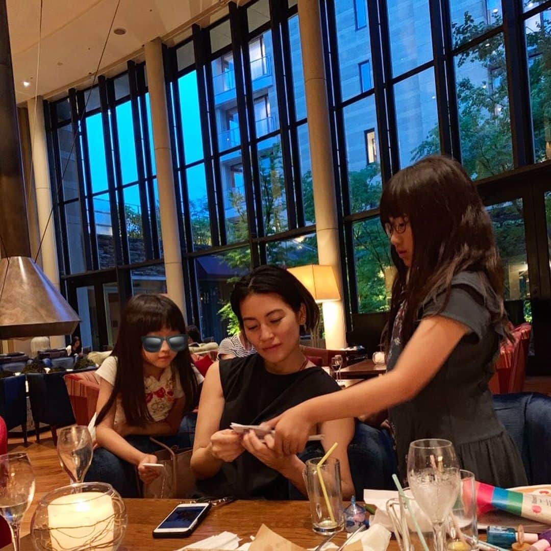 桃生亜希子のインスタグラム：「雨の週末に仲良しママ友と箱根の温泉旅♨️。 夕方からシャンパン🍾🥂飲んで、温泉に入って、。 ゆっくりダラダラ幸せな時間○ 梅雨の最高な過ごし方。☔️」