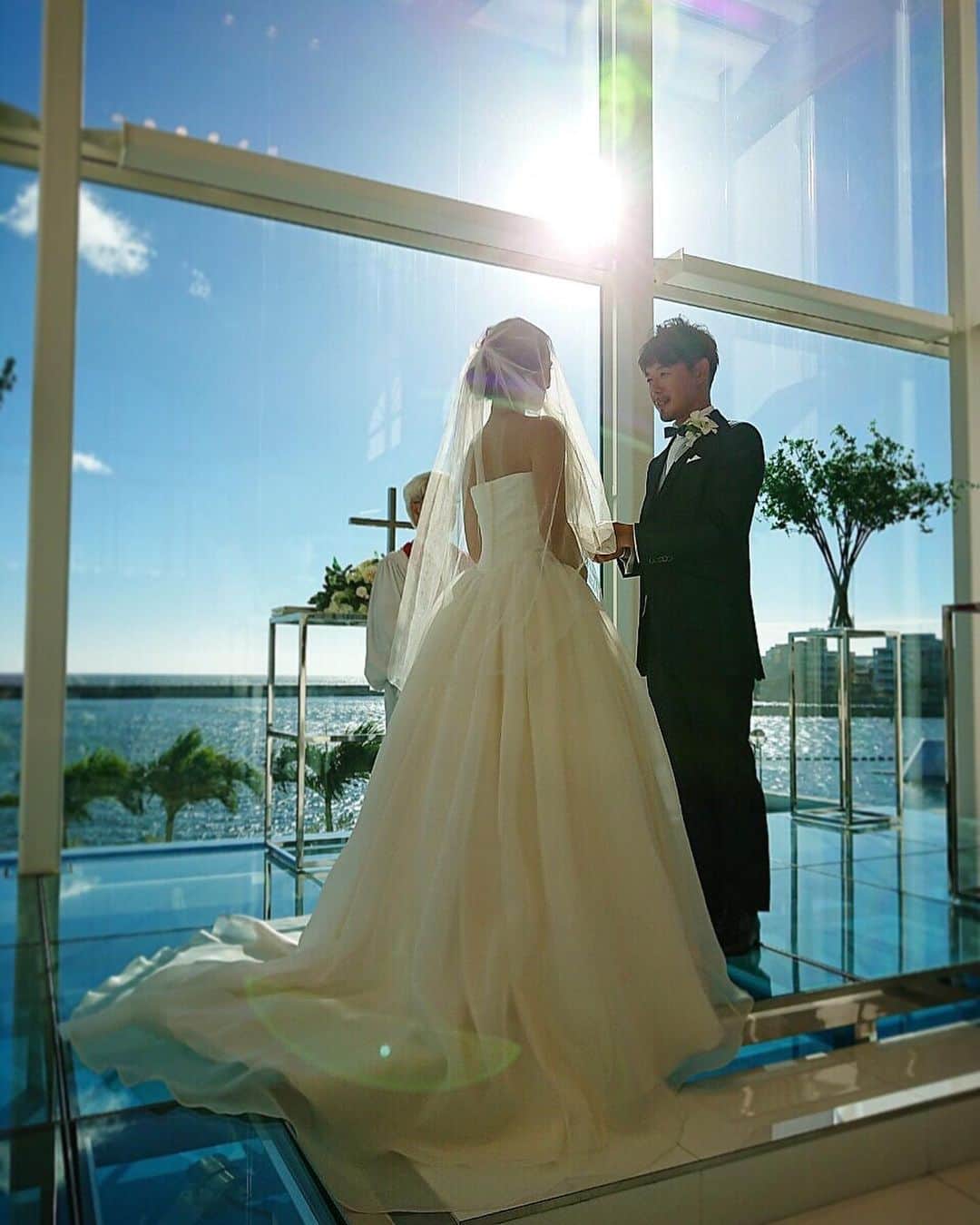 赤松悠実さんのインスタグラム写真 - (赤松悠実Instagram)「#shinyuu_wd  挙式のドレスはとにかくシンプルに。 アイボリーの柔らかい印象のプリンセスライン。 この式場を選んでほんっとに良かったと思います🥰 私たちの足元には水が流れてるの☺️ #セントレジェンダ沖縄 #リゾート婚 #結婚式 #挙式 #ブライダル #チャペル #オーシャンビュー」6月30日 19時32分 - akamatsuyuumi