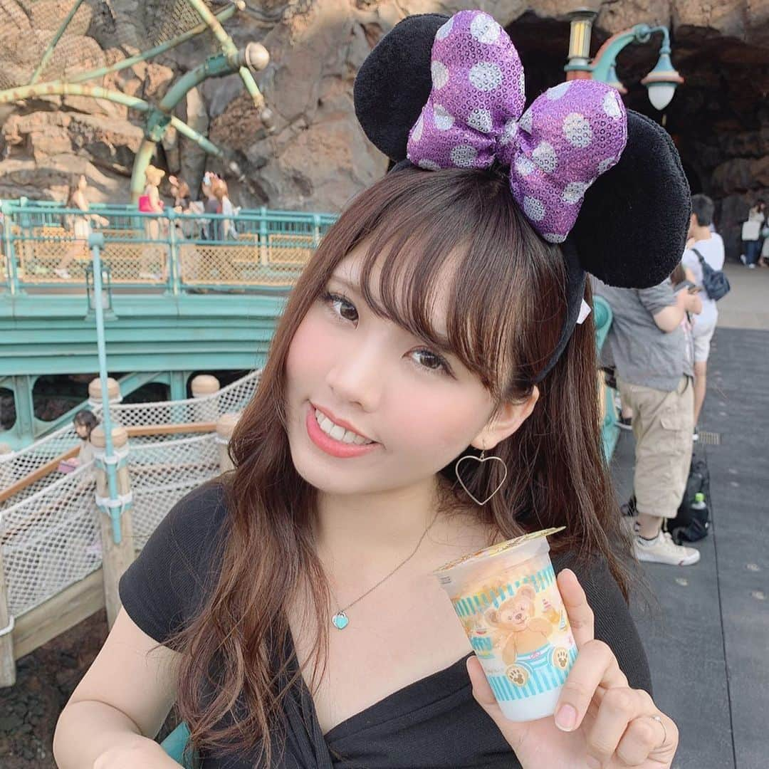 Yukaさんのインスタグラム写真 - (YukaInstagram)「東京ディズニーシー * ダッフィーのサニーファン限定 マンゴーアイス🥭🍨 ¥300 (販売時期2019/6/6-2019/8/27) * パッケージ目当てで買ったんだけど、意外と美味しくてビックリした🥺 上にキャラメルのクランチ、濃厚なマンゴーアイス、下にヨーグルト味のシャーベットが入ってて、美味しかった！ 暑い時にこういうさっぱり系のアイスが食べられて、最高に幸せ🥰 しかも300円のお値段も安い！ぜひ食べて欲しい💘 * * 海洋迪士尼新推出的達菲芒果冰🥭 雖然我是衝著包裝可愛而買的，但他卻出乎意料的好吃 上面灑了焦糖碎片、濃郁的芒果冰、最下層則是清爽的優格冰沙 整體有層次又好吃，很適合炎熱的天氣，重點才300日圓很便宜 海洋園區內各個賣冰的攤位都有在賣，販賣期間到8/27為止唷！  #tokyodisneysea#tokyodisneyresort#disney#tdr#tds#tanabata#yukata#disneysea#disney#東京ディズニーシー#東京ディズニーリゾート#七夕ディズニー#ディズニー写真部#ディズニー好きと繋がりたい#マンゴーアイス#ダッフィーフレンズ#期間限定#夏#暑い#晴れ#舞浜#ダッフィー#シェリーメイ#ジェラトーニ#ステラルー#ダッフィーのサニーファン#スーベニアドリンクボトル#ディズニーフード#インスタ映え#カメラ女子#写真好きな人と繋がりたい」6月30日 19時32分 - loveyuka06