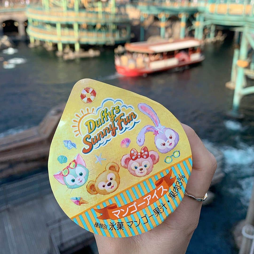 Yukaさんのインスタグラム写真 - (YukaInstagram)「東京ディズニーシー * ダッフィーのサニーファン限定 マンゴーアイス🥭🍨 ¥300 (販売時期2019/6/6-2019/8/27) * パッケージ目当てで買ったんだけど、意外と美味しくてビックリした🥺 上にキャラメルのクランチ、濃厚なマンゴーアイス、下にヨーグルト味のシャーベットが入ってて、美味しかった！ 暑い時にこういうさっぱり系のアイスが食べられて、最高に幸せ🥰 しかも300円のお値段も安い！ぜひ食べて欲しい💘 * * 海洋迪士尼新推出的達菲芒果冰🥭 雖然我是衝著包裝可愛而買的，但他卻出乎意料的好吃 上面灑了焦糖碎片、濃郁的芒果冰、最下層則是清爽的優格冰沙 整體有層次又好吃，很適合炎熱的天氣，重點才300日圓很便宜 海洋園區內各個賣冰的攤位都有在賣，販賣期間到8/27為止唷！  #tokyodisneysea#tokyodisneyresort#disney#tdr#tds#tanabata#yukata#disneysea#disney#東京ディズニーシー#東京ディズニーリゾート#七夕ディズニー#ディズニー写真部#ディズニー好きと繋がりたい#マンゴーアイス#ダッフィーフレンズ#期間限定#夏#暑い#晴れ#舞浜#ダッフィー#シェリーメイ#ジェラトーニ#ステラルー#ダッフィーのサニーファン#スーベニアドリンクボトル#ディズニーフード#インスタ映え#カメラ女子#写真好きな人と繋がりたい」6月30日 19時32分 - loveyuka06