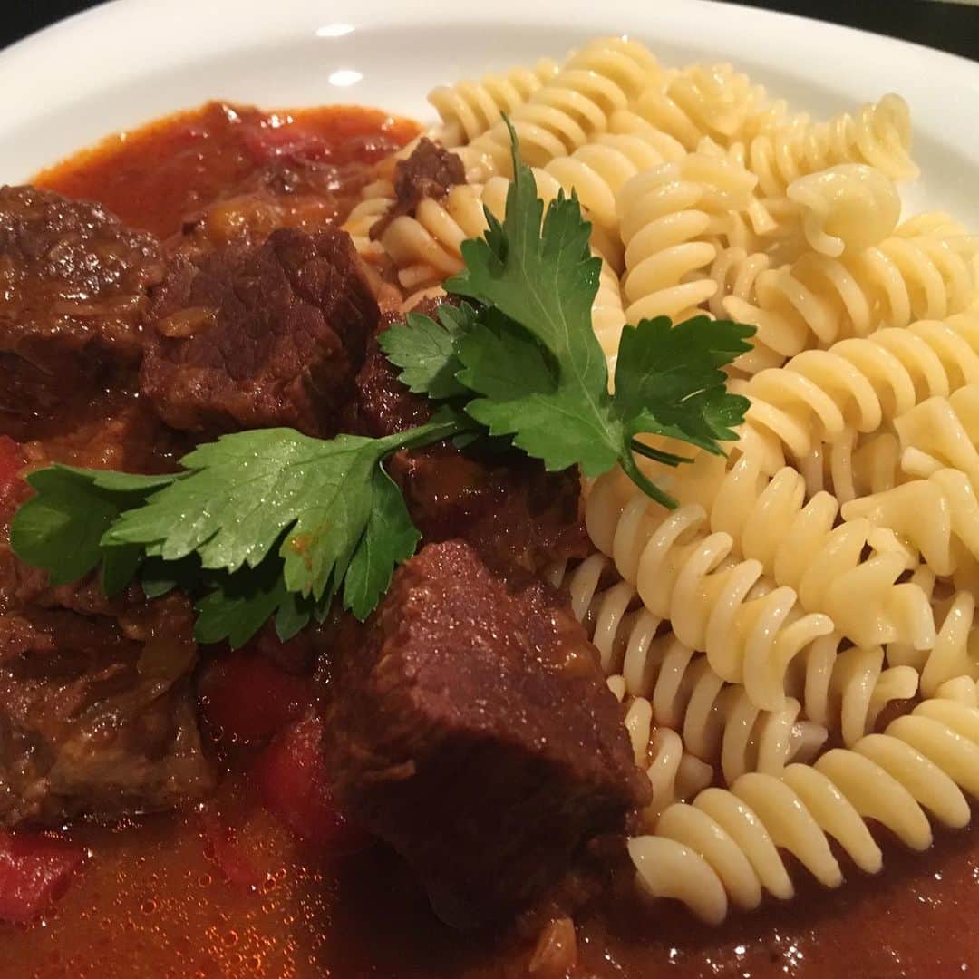 のインスタグラム：「Made some Hungarian " #vörösborosmarhapörkölt "  #ハンガリー料理 #作りました #日本ハンガリー外交関係開設150周年 #グヤーシュ #パプリカーシュ #牛肉 #パプリカと赤ワインの煮込み #料理男子 #ピアニスト #金子三勇士 #hungaricum #hungariandish #paprika #madeinjapan #Hungary #Japan #JapanHungary150 #Pianist #MiyujiKaneko」