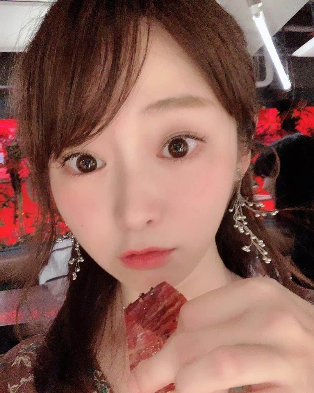 のインスタグラム：「映画『ダイナー』×『WAGYUMAFIA』スペシャルディナーにご招待していただき行っててきました😊蜷川実花さんの新作映画【ダイナー】、の世界観を堀江さんのお店で再現☺️お花が凄い綺麗でした❗️夢、みたいな空間。。映画の衣装のウェイトレスさん、可愛かったな💓 ㅤㅤㅤㅤㅤㅤㅤㅤㅤㅤㅤㅤㅤ 映画の中で出てくるハンバーガーも登場😳 殺し屋専用のダイナーというストーリーもきになる😆7/5から公開❗️絶対見に行く❗️ #ダイナー #WAGYUダイナー #蜷川監督 #WAGYUMAFIA 大御所の方たち、勝手にタグ付けさせてもらいました🙇‍♂️」