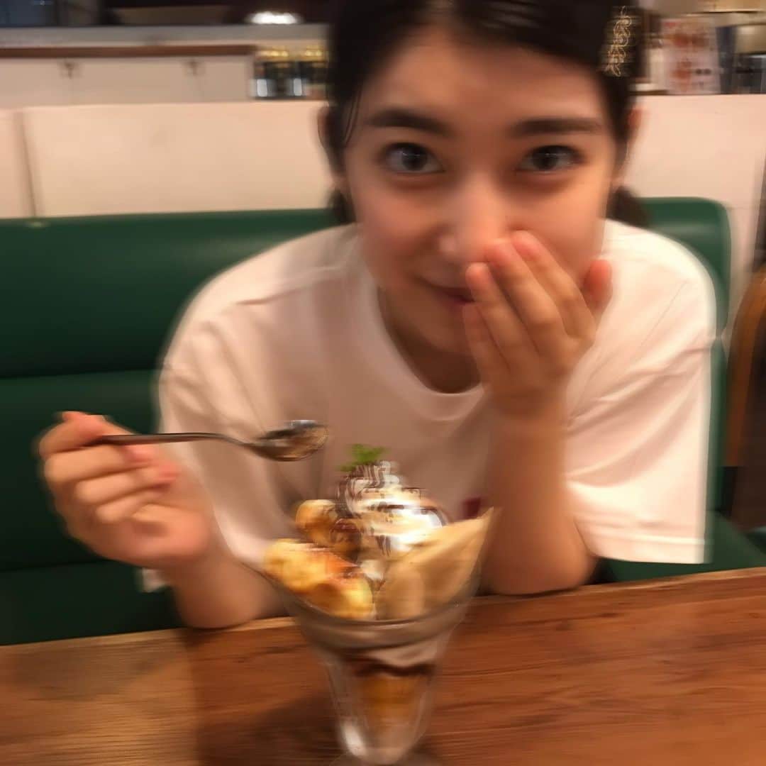 吉田華恋のインスタグラム：「にやり。パフェ食べてます。親知らず抜いて腫れてるところを隠してます。ワラ」