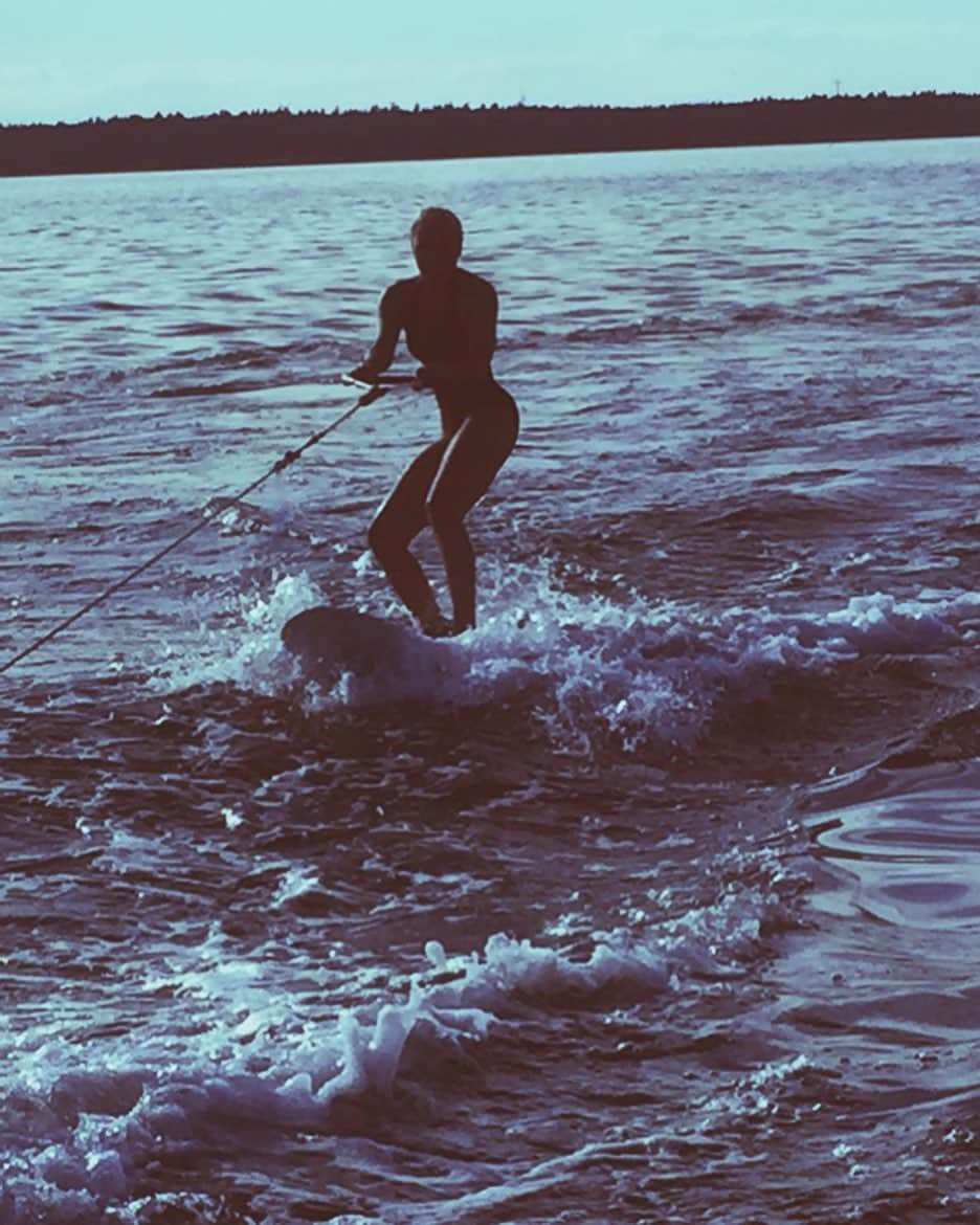 ロリーンさんのインスタグラム写真 - (ロリーンInstagram)「Riding with my surfboard.  #sunrise」6月30日 19時52分 - loreenofficial