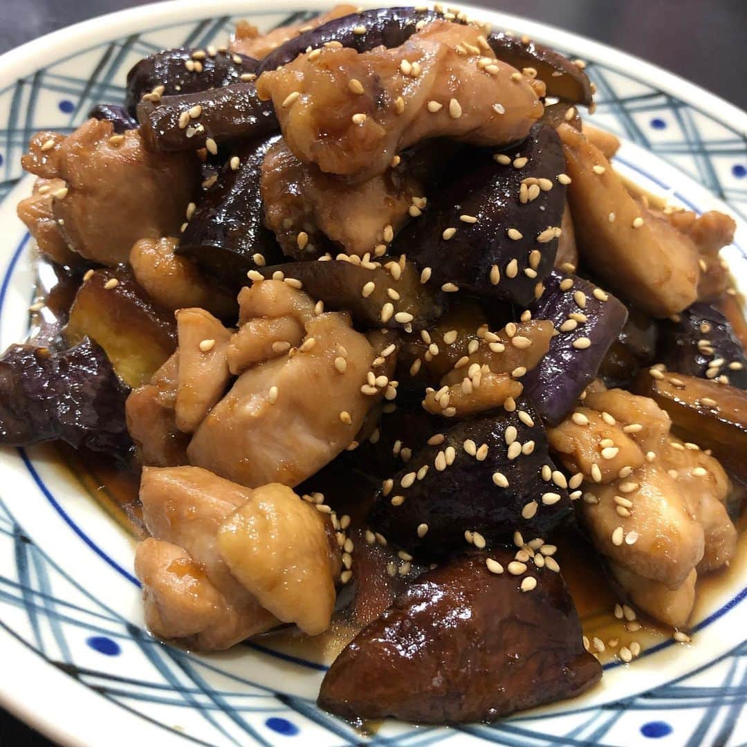 みずしな孝之のインスタグラム：「鶏肉とナスのポン酢炒め  #ご飯だべぇ」