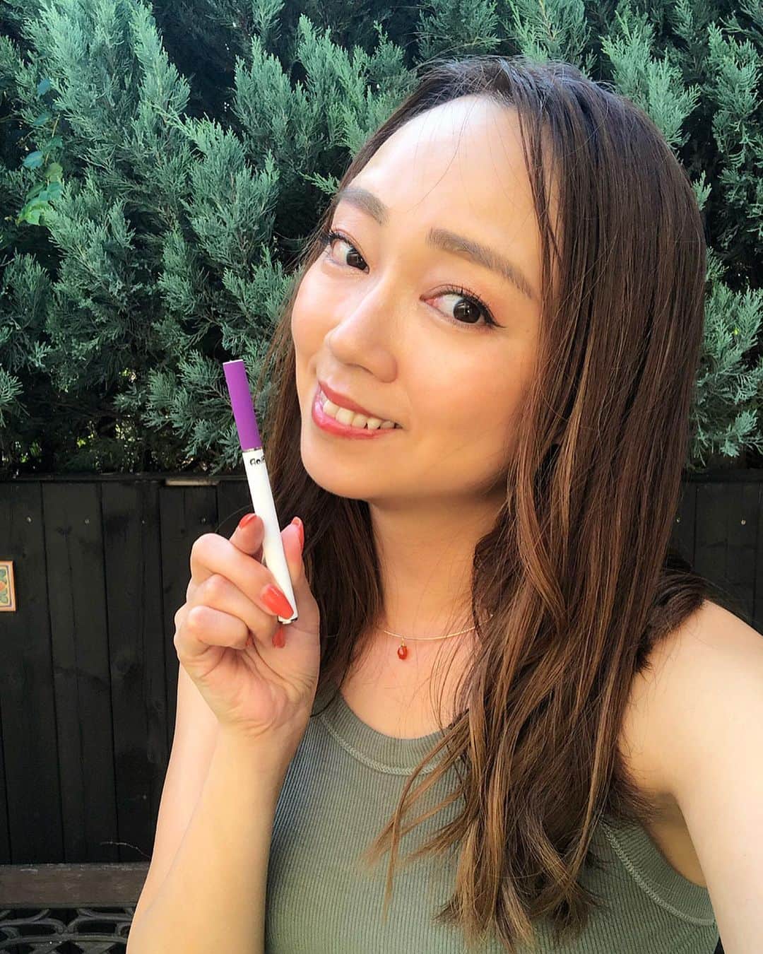 石田美奈子さんのインスタグラム写真 - (石田美奈子Instagram)「𝕕𝕚𝕖𝕥. . 食べるのが大好きな私にとって、#ダイエット 中のお助けアイテム “#エアロスリム ” @aeroslim.jp ☺︎ 世界12か国で特許取得技術使用の吸引型蒸気スチーマーです。 アロマスチームの成分がレプチン(=食欲抑制とエネルギー代謝の調整に関わるホルモン)の働きを正常化してくれるので、食欲を抑えることができるの！ #AeroSlim からいただいて体験してみたら、本当に空腹を抑える効果があってびっくり( •̀ .̫ •́ )✧ フレーバーが豊富で、味も美味しい♡ #食事管理 と#食事制限 の味方です。 . #bodymake #diet #PR #ダイエッターさんと繋がりたい」6月30日 20時02分 - mminakooo