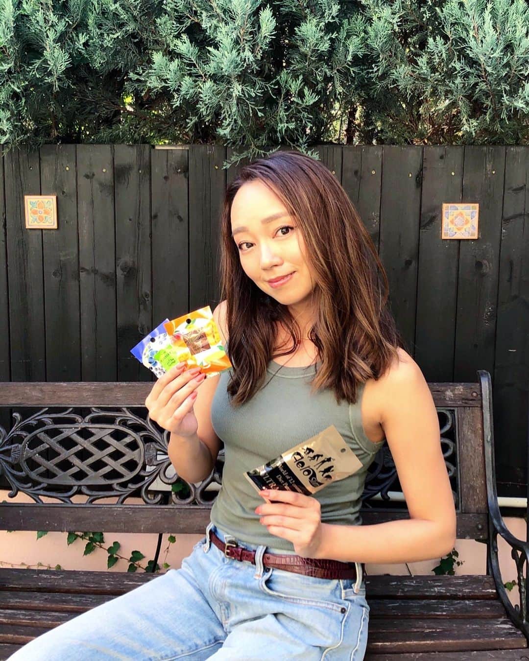 石田美奈子のインスタグラム：「𝕕𝕚𝕖𝕥. . 食べるのが大好きな私にとって、#ダイエット 中のお助けアイテム “#エアロスリム ” @aeroslim.jp ☺︎ 世界12か国で特許取得技術使用の吸引型蒸気スチーマーです。 アロマスチームの成分がレプチン(=食欲抑制とエネルギー代謝の調整に関わるホルモン)の働きを正常化してくれるので、食欲を抑えることができるの！ #AeroSlim からいただいて体験してみたら、本当に空腹を抑える効果があってびっくり( •̀ .̫ •́ )✧ フレーバーが豊富で、味も美味しい♡ #食事管理 と#食事制限 の味方です。 . #bodymake #diet #PR #ダイエッターさんと繋がりたい」