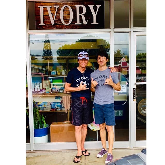 のインスタグラム：「久々のAloha♪カイルアに住むイケメン後輩に会いに『Ivory』へ♪我ら何と…19歳！からのご縁って、すごいヒストリーだね…改めてご縁に感謝です♡そんな後輩にジュニアが誕生し幸せいっぱいのファミリーを目の当たりにして私マイコーも沢山のエネルギーをいただきました♡素敵な服 雑貨を扱うIvory♡美しいラニカイ、カイルアビーチへ行く際は是非♡ #longtimefriends #mahalo #hawaii #kailua #ivory #givealoha #kailuabeach #lanikaibeach #actor #actorslife #shooting #マイケル富岡 #俳優 #タレント #撮影 #ハワイ #カイルア #ご縁 #感謝 #後輩 #可愛いtシャツ #いつもありがとう #エネルギーチャージ #パワースポット」
