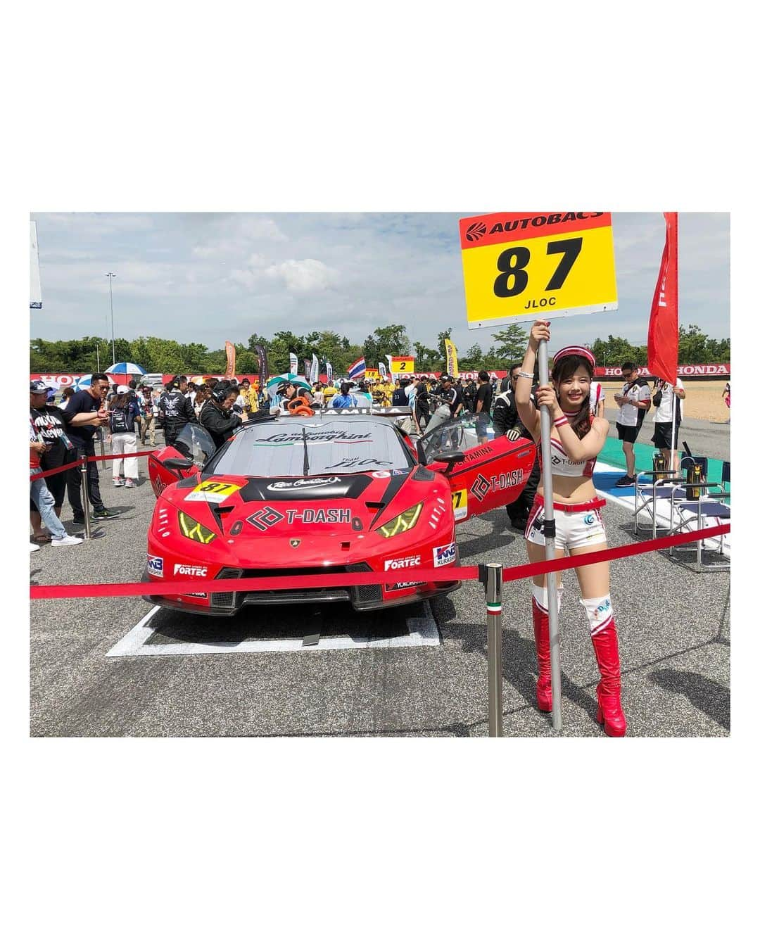 真矢さんのインスタグラム写真 - (真矢Instagram)「SUPER GT 第4戦 @タイ 87号車 T-DASHランボルギーニGT3 14位スタートからの〜7位フィニッシュ🏁‼️ 途中のセーフティーカーがなければ、もうちょっと上に行けたんじゃないかな〜と思うのですが、シングルフィニッシュでポイントGET🎉 万々歳です🙌 暑い中皆さまお疲れ様でした😆✨‼️ 我々は既にバンコクに向かっております🚌 明日明後日、観光に同行させていただくのでメッチャ楽しみ〜😍✨ 日本には水曜日に帰りま〜す✈️ ✴︎ ✴︎ #supergt #round4 #thailand #buriram #changinternationalcircuit #jloc #tdashlamborghinigt3 #huracan #7th #finished #87号車 #goodjob 👍 #drivers #tsubasatakahashi #andrecouto #kiyotofujinami #racequeen #satsukiono #teamstaff #maya #真矢」6月30日 20時03分 - smile_mayaya