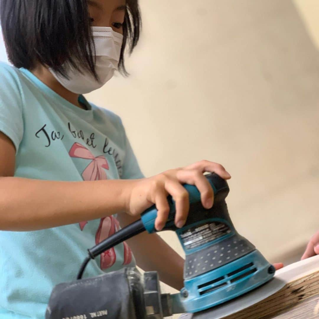 株式会社なごみの工房さんのインスタグラム写真 - (株式会社なごみの工房Instagram)「DIY🔨 本日は、オーナーさんのお子様のリクエストで本棚を作製！大きさ、デザインも自分で考えて頑張って最後まで作りました👏  #なごみの工房#広島県福山市#福山市#注文住宅#工務店#新築#建て替え#リフォーム#小屋#自然素材の家#無垢の木#木の家#オーダー家具#スイス漆喰#エクステリア#インテリアコーディネート#DIY#本棚#2人で力を合わせて完成！」6月30日 19時59分 - nagominokoubou