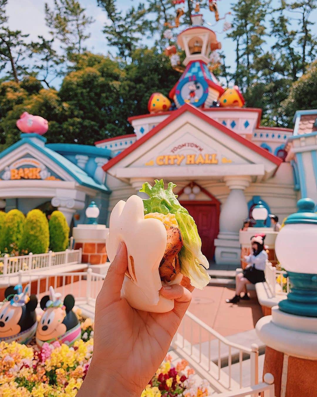 Girleatworldのインスタグラム：「Yet another item I squealed when I saw it in person at Tokyo Disneyland. On the menu, it's pretty average-sounding: A grilled chicken and scrambled eggs sandwich. The kicker? It's served inside a Chinese bun that is perfectly shaped like Mickey Mouse's gloves! You can get this sandwich at Huey, Dewey and Louie’s Good Time Cafe in Toontown.  The food in Tokyo Disneyland kicks major ass in SO many ways – The reasonable price, the delicious taste, and the super creative concept! I really appreciate the folks at Tokyo Disneyland for making food such a delightful experience.  I've written a blog post on how to maximize your visit to Tokyo Disneyland. See the link on my profile!  #girleatworld #shotoniphone #iphonexsmax #disneyland #tokyo #tokyodisneyland #tokyodisneylandfood #mickeymouse #toontown #toocutetoeat #tokyodisneyresort」
