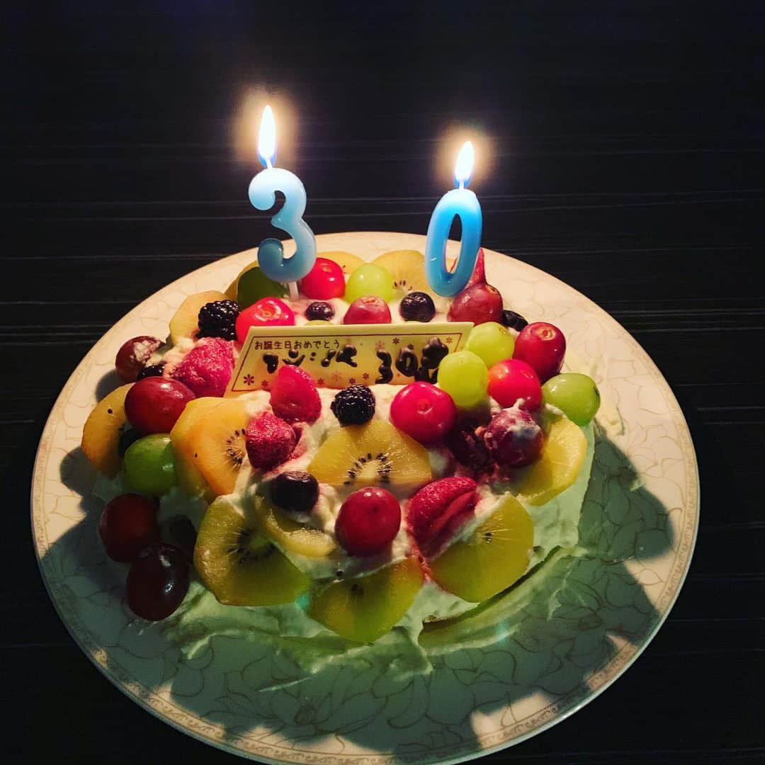岡田雅利のインスタグラム：「今日で30歳なりました！！ファンの皆さんの声援すごく力になりました！！本当に泣きそうなりました！！🥺ありがとうございます！これからも岡田雅利を宜しくお願いします！！ 帰ったら子供がケーキ作ってくれてました😭今日は最高の一日でした！！ ファンの皆さん！！さいこーです！！！👍👍👍👍👍😍👍👍👍👍👍 #三十路 #メットライフドームを虹色に！！ #そのためには頑張って試合でます、、、笑 #ライオンズ最高！！」