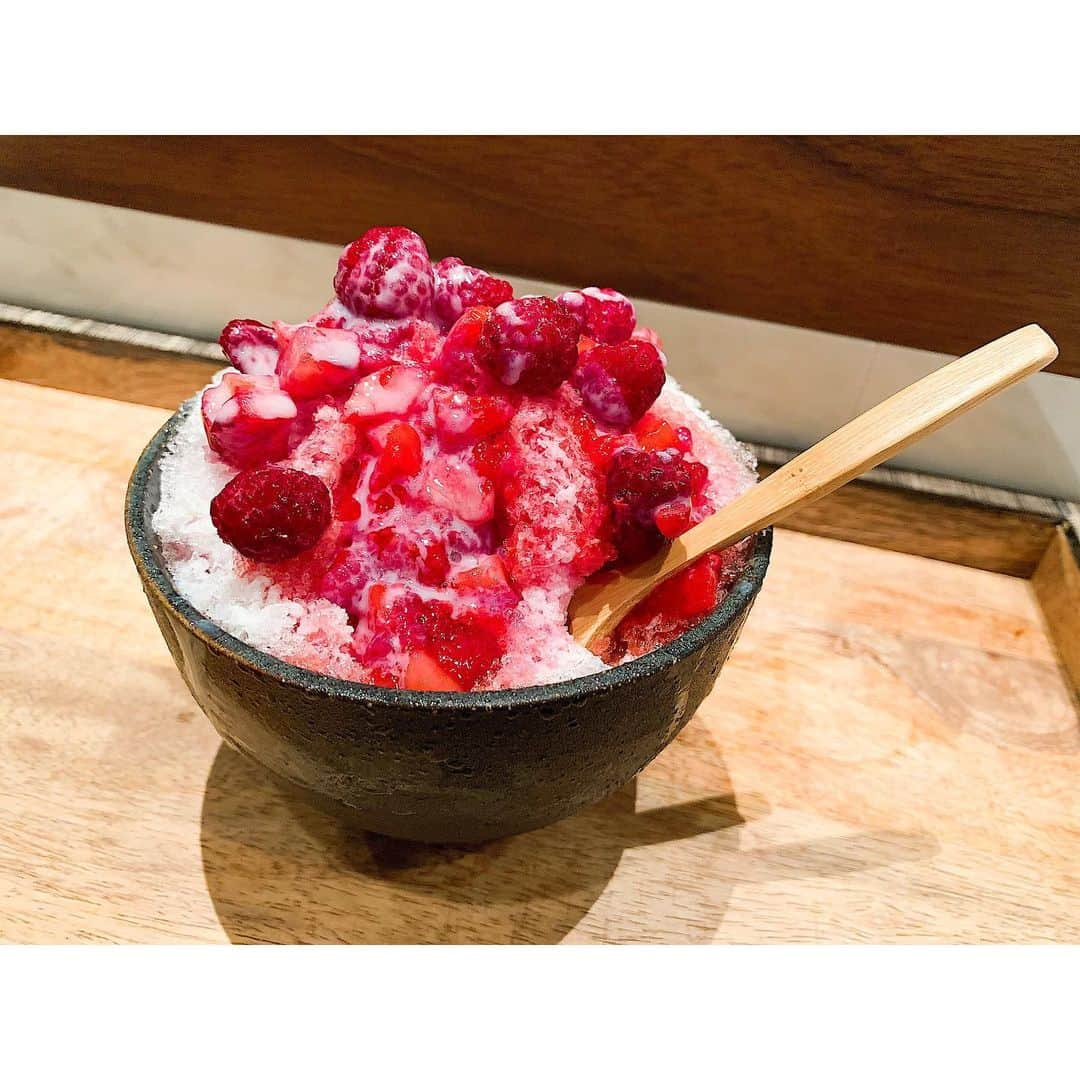 GENKINGの釜飯さんのインスタグラム写真 - (GENKINGの釜飯Instagram)「かき氷始めました🍧🍓 シロップは、ラカントとスムージー用に冷凍してあった苺を煮詰めて、作ったよ😊💕 最後に練乳かけて、めちゃ美味だた✌🏻 #かき氷  #ラカント  #genkingkitchen」6月30日 20時11分 - genkingkitchen