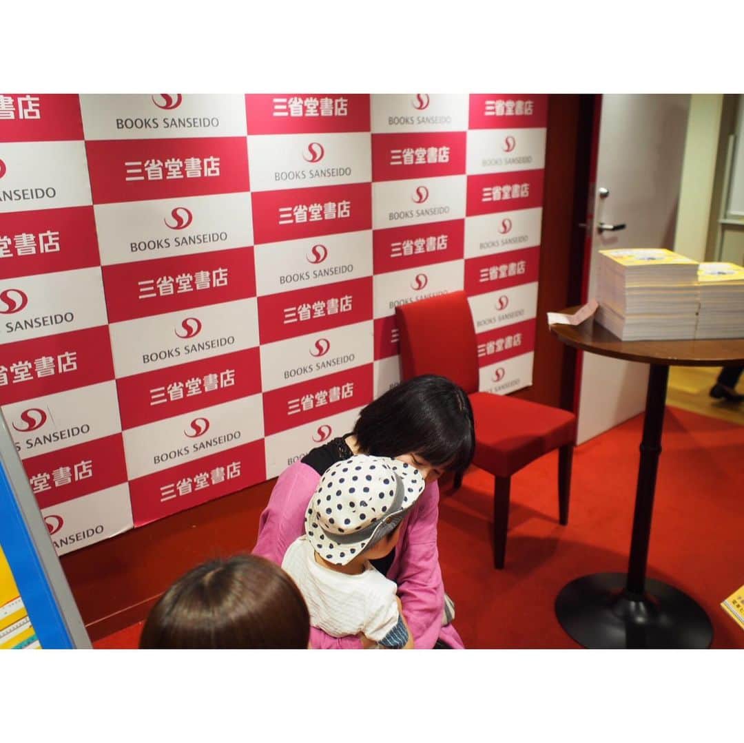 鈴川絢子さんのインスタグラム写真 - (鈴川絢子Instagram)「‪﻿ 本日はお足元が悪い中、『鈴川絢子とちっくんの東京電車さんぽ』発売記念イベントにお越し頂きありがとうございました！﻿ ﻿ なんと約470組もの方にご参加頂きました😭💓﻿ ‬﻿ ‪照れたり跳ねたりとにかく可愛い子供たち、育児の支えになっています！と嬉しすぎるお言葉をかけてくださるお母様お父様、そしてお一人でご参加の女性やガチ鉄な男性など、いつも応援してくださっているたくさんの方にお会いできて本当に幸せな時間でした。﻿ ﻿ 待機列では立ちっぱなしでたくさんお待たせしてしまい申し訳ありません💦‬﻿ 特にお子様連れの方は移動や待ち時間などさぞ大変だったことかと思います…本当にありがとうございました！！！﻿ ﻿ 頂戴したお手紙やプレゼントはこのあと息子たちと一緒にじっくり見させて頂きます！‬🎁﻿ ﻿ 本日ご参加頂いた方も、ご参加頂けなかった方も、またどこかで偶然お会いすることなどありましたら是非ゆっくりお話させてください！﻿ ﻿ 三省堂書店 池袋本店様、JTBパブリッシング様、この度は素敵な場を設けてくださりありがとうございました！﻿ ﻿ 親子鉄に心の底からオススメしたい本になっているので、この本を連れてたくさんお出かけしてみてください💓﻿ ﻿ 引き続き『鈴川絢子とちっくんの東京電車さんぽ』とYouTube鈴川絢子チャンネルをどうぞ宜しくお願い致します<(^^)✨﻿ ﻿ 本日のお写真や本のご感想は #鈴川絢子とちっくんの東京電車さんぽ タグを付けてSNS投稿して頂けると嬉しいです💚」6月30日 20時03分 - suzukawaayako