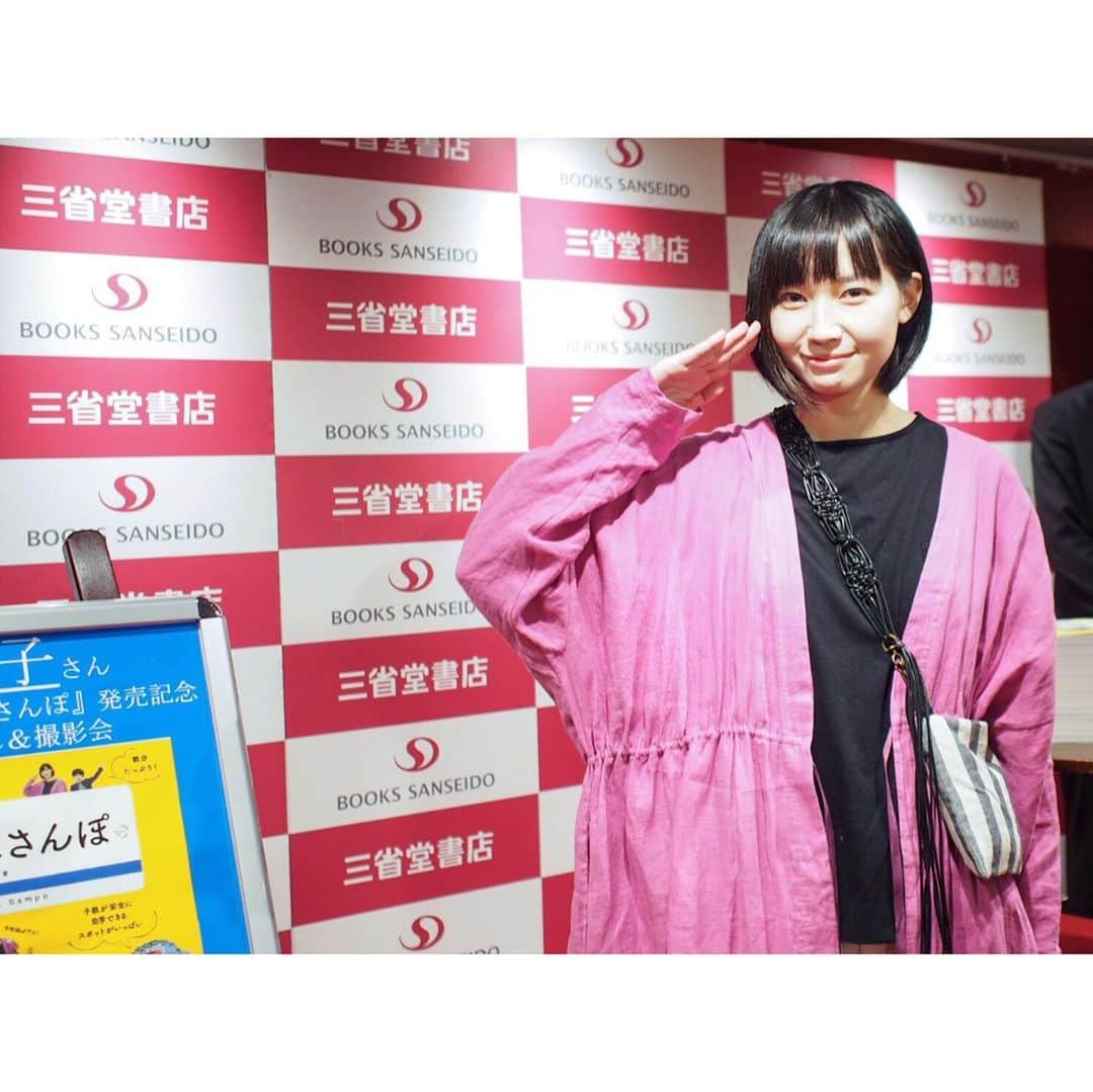 鈴川絢子のインスタグラム：「‪﻿ 本日はお足元が悪い中、『鈴川絢子とちっくんの東京電車さんぽ』発売記念イベントにお越し頂きありがとうございました！﻿ ﻿ なんと約470組もの方にご参加頂きました😭💓﻿ ‬﻿ ‪照れたり跳ねたりとにかく可愛い子供たち、育児の支えになっています！と嬉しすぎるお言葉をかけてくださるお母様お父様、そしてお一人でご参加の女性やガチ鉄な男性など、いつも応援してくださっているたくさんの方にお会いできて本当に幸せな時間でした。﻿ ﻿ 待機列では立ちっぱなしでたくさんお待たせしてしまい申し訳ありません💦‬﻿ 特にお子様連れの方は移動や待ち時間などさぞ大変だったことかと思います…本当にありがとうございました！！！﻿ ﻿ 頂戴したお手紙やプレゼントはこのあと息子たちと一緒にじっくり見させて頂きます！‬🎁﻿ ﻿ 本日ご参加頂いた方も、ご参加頂けなかった方も、またどこかで偶然お会いすることなどありましたら是非ゆっくりお話させてください！﻿ ﻿ 三省堂書店 池袋本店様、JTBパブリッシング様、この度は素敵な場を設けてくださりありがとうございました！﻿ ﻿ 親子鉄に心の底からオススメしたい本になっているので、この本を連れてたくさんお出かけしてみてください💓﻿ ﻿ 引き続き『鈴川絢子とちっくんの東京電車さんぽ』とYouTube鈴川絢子チャンネルをどうぞ宜しくお願い致します<(^^)✨﻿ ﻿ 本日のお写真や本のご感想は #鈴川絢子とちっくんの東京電車さんぽ タグを付けてSNS投稿して頂けると嬉しいです💚」