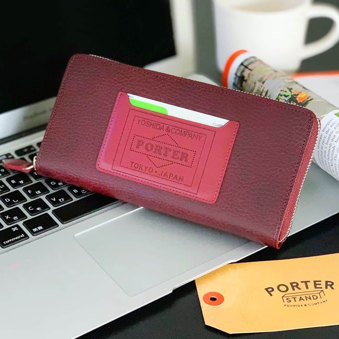 のインスタグラム：「こんばんは。  本日は、PORTER STANDオリジナルシリーズ「グレイズ」より、ロングウォレットをご紹介いたします。  イタリアの老舗タンナーのワルピエ社が製造する“ブッテーロ”に型押しを施し、さらに職人が丁寧に手染めとグレージング加工をした革を採用。使い込むほどにツヤが増し、経年変化をお楽しみいただけます。本日ご紹介するロングウォレットは、多くのカード段や仕切りポケットを設け、内容物を整理をしやすい機能性が魅力です。PORTER STANDでは、ボルドー・ネイビーの2色を展開しています。 是非店頭でご覧ください。  グレイズ ロングウォレット ¥30,000（税別）  #yoshidakaban #porter #吉田カバン #ポーター #luggagelabel #porteryoshida #porterflagshipstore #kurachikabyporter #porterseoul #potr #madeinjapan #japan #porterstand #shinagawa #tokyo #station#glaze #buttero #longwallet #wallet #leather #exclusive #limited」