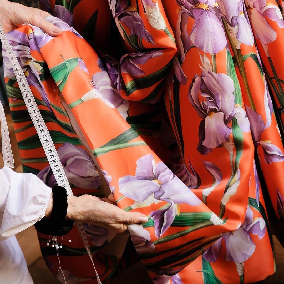 ドルチェ&ガッバーナさんのインスタグラム写真 - (ドルチェ&ガッバーナInstagram)「A figure fitting corset top contrasts the long and billowing dress and sleeves that characterize this Alta Moda dress. Crafted in the finest Italian silk, the handcrafted attention to detail and passionate dedication on behalf of Dolce&Gabbana craftsmen creates a piece of timeless beauty.  #DGAltaModa #DGFattoAMano」6月30日 20時07分 - dolcegabbana