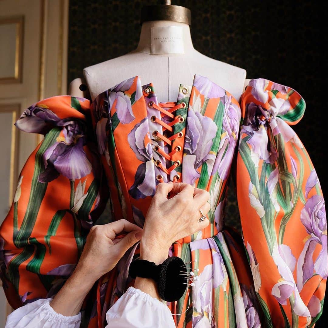 ドルチェ&ガッバーナさんのインスタグラム写真 - (ドルチェ&ガッバーナInstagram)「A figure fitting corset top contrasts the long and billowing dress and sleeves that characterize this Alta Moda dress. Crafted in the finest Italian silk, the handcrafted attention to detail and passionate dedication on behalf of Dolce&Gabbana craftsmen creates a piece of timeless beauty.  #DGAltaModa #DGFattoAMano」6月30日 20時07分 - dolcegabbana