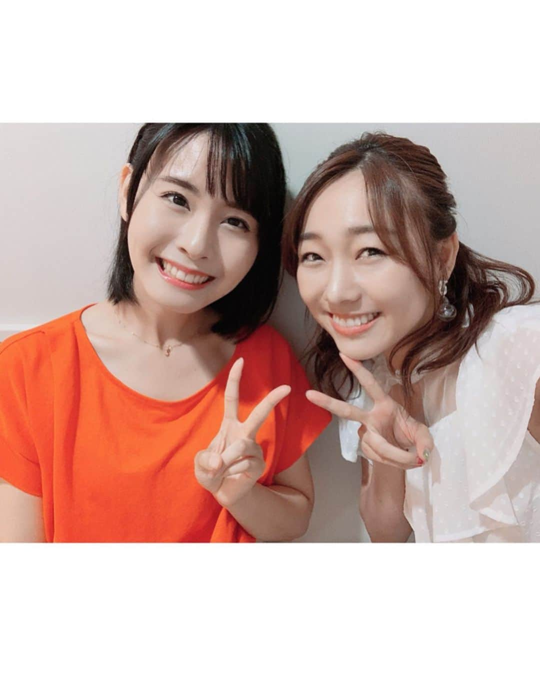 須田亜香里さんのインスタグラム写真 - (須田亜香里Instagram)「6月27日(木) 朝は #ドデスカ 夜は #バラいろダンディ  情報を入れて噛み砕いて言葉にして…と。 しかもどちらもニュースを取り扱っている番組だし、空き時間には日曜の中日新聞コラムを書いたり、頭の中真面目モードな1日でした。 . . . 夜は美容院行きたてほやほや。 朝は衣装のピアスや靴の色に合わせて、シャドウもオーロラ系のラメってのが私のテンション上がるポイント！ そしてドデスカは視聴者さんにはバレなかったであろう島津アナとの双子コーデに笑いました(笑) もっちーと早くご飯行きたい今日この頃🍒」6月30日 20時16分 - akarisuda