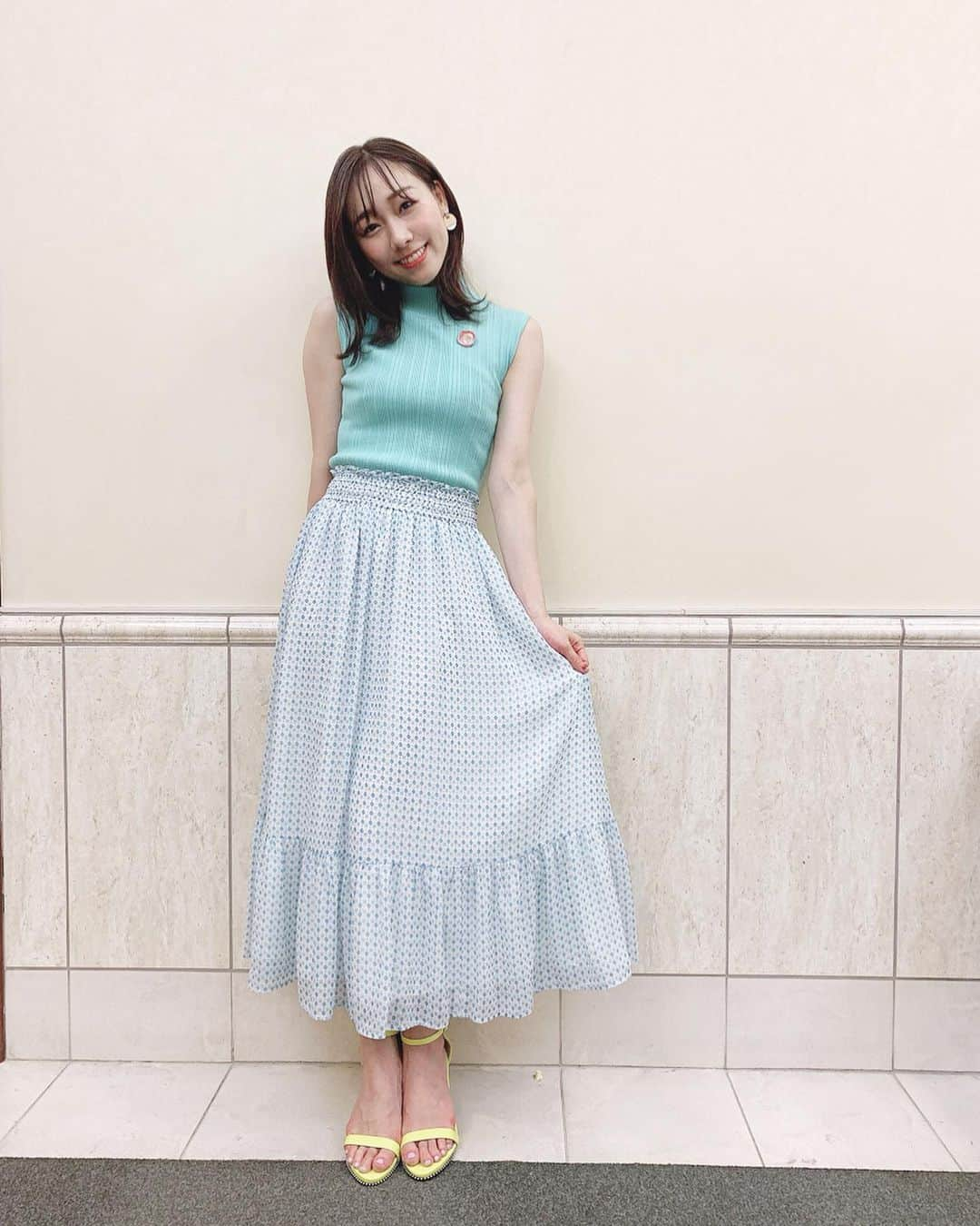 須田亜香里さんのインスタグラム写真 - (須田亜香里Instagram)「6月27日(木) 朝は #ドデスカ 夜は #バラいろダンディ  情報を入れて噛み砕いて言葉にして…と。 しかもどちらもニュースを取り扱っている番組だし、空き時間には日曜の中日新聞コラムを書いたり、頭の中真面目モードな1日でした。 . . . 夜は美容院行きたてほやほや。 朝は衣装のピアスや靴の色に合わせて、シャドウもオーロラ系のラメってのが私のテンション上がるポイント！ そしてドデスカは視聴者さんにはバレなかったであろう島津アナとの双子コーデに笑いました(笑) もっちーと早くご飯行きたい今日この頃🍒」6月30日 20時16分 - akarisuda