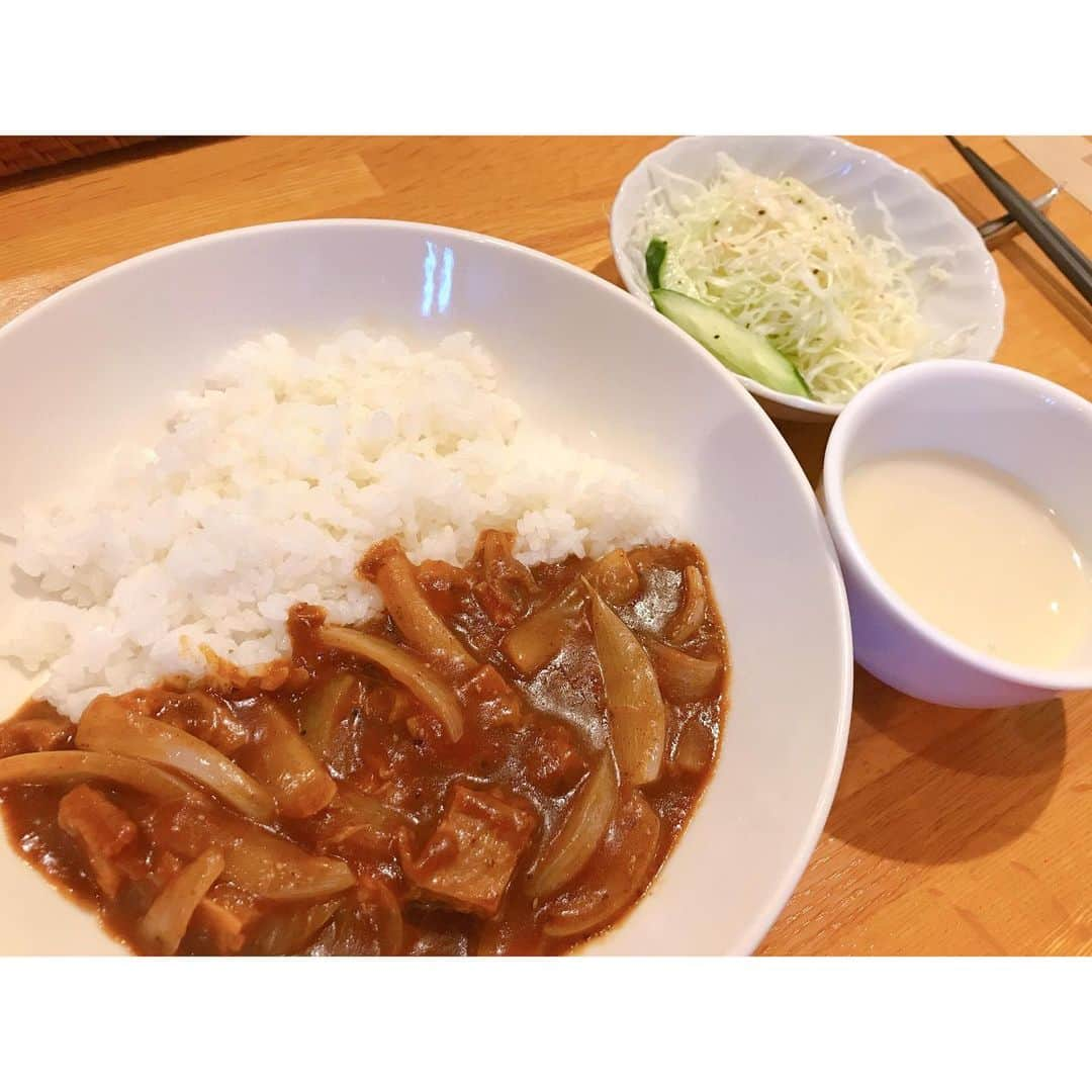 吉川亜樹さんのインスタグラム写真 - (吉川亜樹Instagram)「急遽、むっちゃんと晩御飯 街ぶらして雰囲気良さそうな 洋食専門店へ 人気のハヤシライスを食べると くんくん！！ 何か薫ると思ったら 隠し味にシナモンが❤️ 美味しかった〜 そして岡山土産の白桃キャラメルを貰った！ ありがとう❤️ #ハヤシライス#洋食専門店#洋食#フード#food#dinner #グルメ#佐久間むつみ ちゃん#吉川亜樹」6月30日 20時18分 - yoshikawa_aki