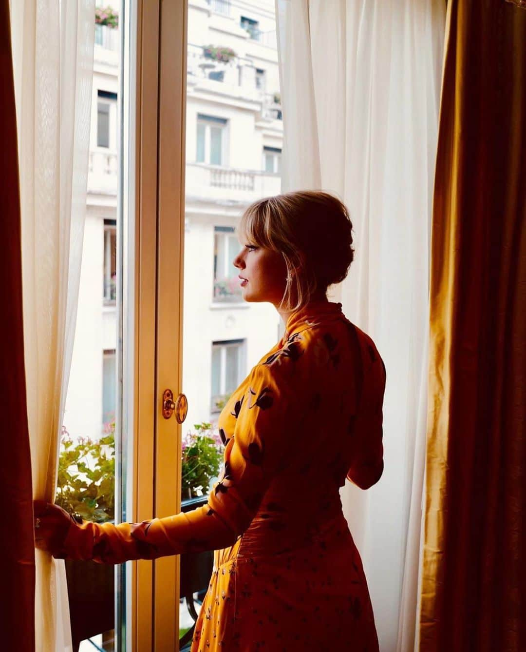 SELF PORTRAITさんのインスタグラム写真 - (SELF PORTRAITInstagram)「When @taylorswift wore our FLORAL TWIST NECK MINI DRESS #taylorswift」6月30日 20時22分 - mrselfportrait