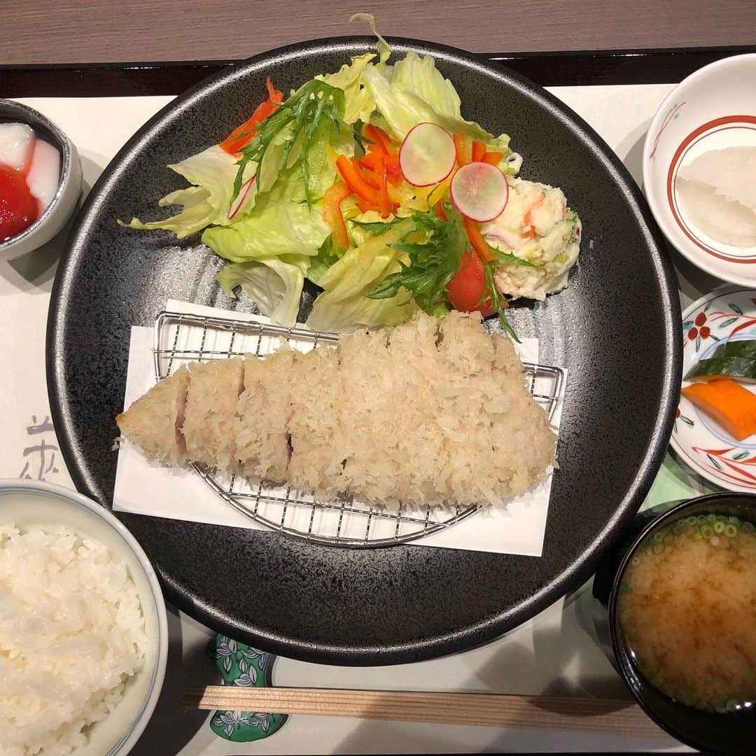 井林辰憲さんのインスタグラム写真 - (井林辰憲Instagram)「. 色々あって、菊川市加茂の  #とんかつ心 へ  #東京Xロース御膳 を頂きます 「白いとんかつ」なんです。  肉もジューシー！  さっぱり、いただけます。  また、頑張ります！  #井林ふらり」6月30日 20時25分 - ibayashi.tatsunori