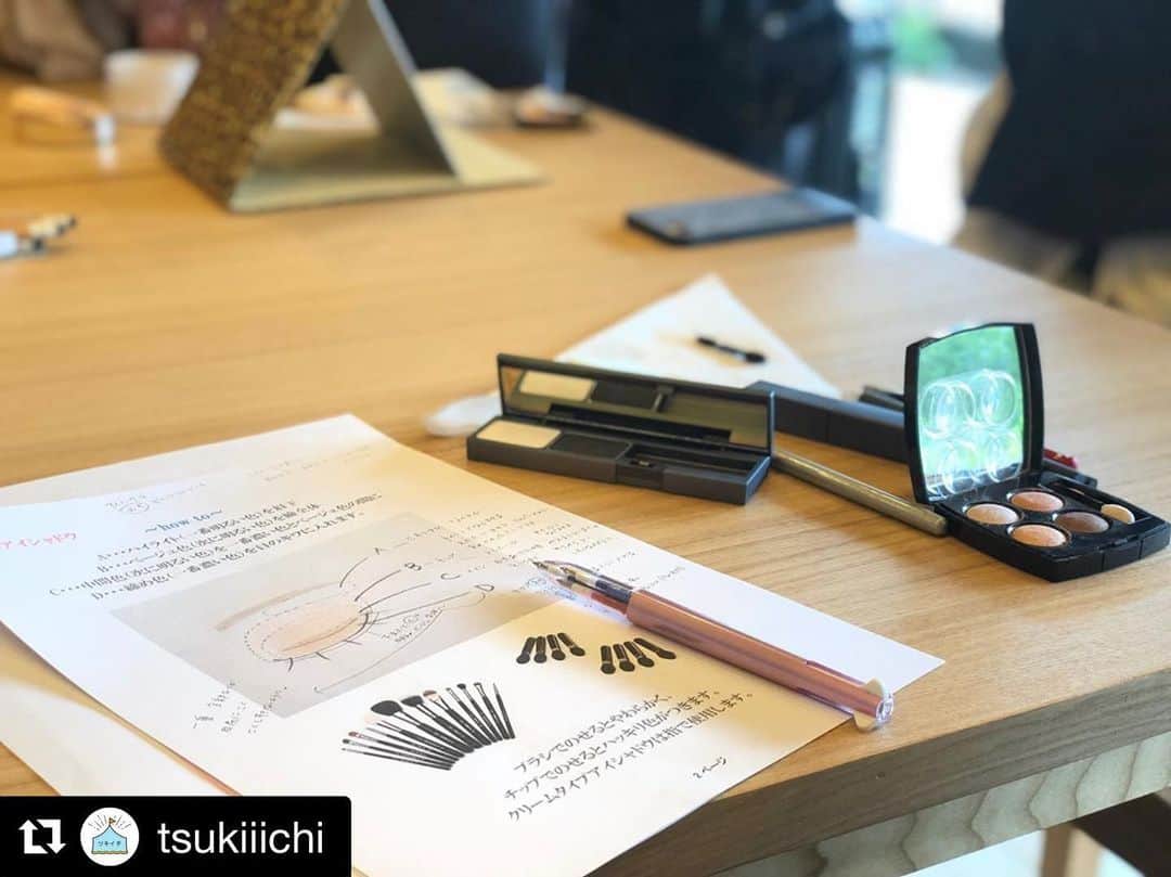 のインスタグラム：「#Repost @tsukiiichi with @get_repost ・・・ ＊過去記事になります＊ . . 今日は、2回目となるみらいろ講座でした🎶 . 全国各地で活躍されている、メイクアップアーティストの @cecil0930_inoueさんをお招きしてのメイクレッスン✨ . たくさんの学びの時間になり、みなさん本当にキラキラしていました✨ . ご参加頂いたみなさん、そして遠方よりお越し頂きました @cecil0930_inoueさん、今日は素敵な時間をありがとうございました😊✨ . .  #みらいろ講座#メイクレッスン#メイク#アイメイク#眉の描き方#メイクアップアーティスト#下呂オーガニックワークプレイス#みらいろ#gerostagram#下呂アンバサダー#下呂市」