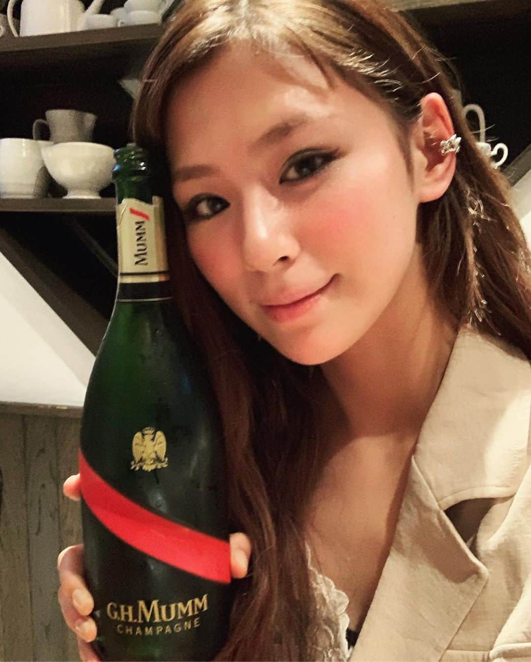 西内まりやさんのインスタグラム写真 - (西内まりやInstagram)「先日マネージャーさんと打ち合わせ兼食事に行ったお店にて乾杯に#mumm いただきました。食事の前にシャンパンで乾杯する時って高揚感で気分が上がるんだよね〜 良いお話と良いシャンパンに良い食事で良い時間でした✨  @ghmumm  @ghmumm_jpn」6月30日 20時31分 - mariya_nishiuchi_official