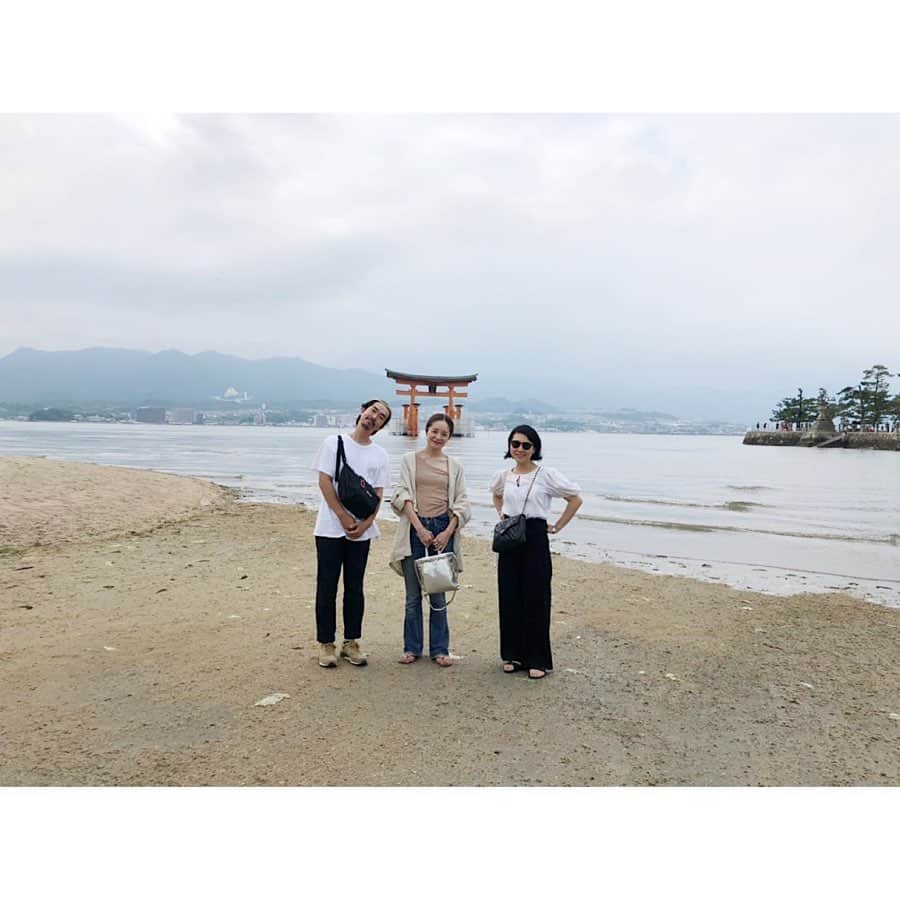 川島幸恵さんのインスタグラム写真 - (川島幸恵Instagram)「行きたかった宮島⛩﻿ ﻿ ホテルから乗り込んだフェリーがかなりの昭和感を醸し出していて大爆笑😂﻿ ﻿ 宮島に着いてからえんでぃーと合流。﻿ 厳島神社の大鳥居、工事が始まってました⛑が、見れて良かった☺️﻿ ﻿ 鹿が自由にいる感じとか、とにかく静かでのんびり。﻿ こんな田舎があったらいいなぁ〜なんて思いつつ。﻿ 地ビール飲んで、最終フェリーで市内へ。﻿ ﻿ 前職(flowerチーム)で集まって前夜祭🍻﻿ 翌日が結婚式だというのに盛り上がりすぎた夜。﻿ ﻿ #広島 #宮島 #厳島 #厳島神社 #大鳥居 #世界文化遺産 #日本三景 #広島グルメ #がんす #コーネ」6月30日 20時33分 - sachie118