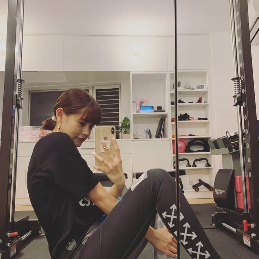 emmaさんのインスタグラム写真 - (emmaInstagram)「work out @bosty_official 🔥💪🏻🖤 元々ジムとかに通うのは苦手だったけど 運動する楽しさを教えてくれたBOSTY🤜🏻🤛🏻 大事な撮影の為に週3で通いました。😛 早くみんなに告知したい 💋」6月30日 20時36分 - okss2121