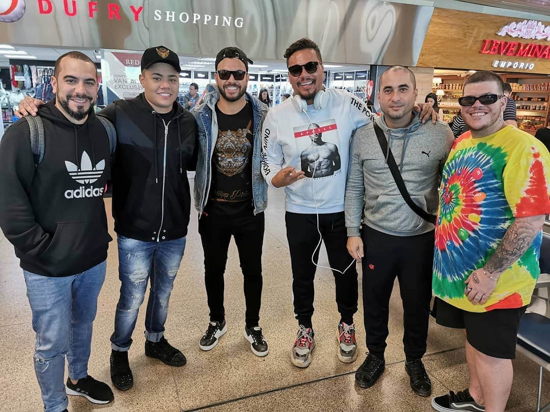 Sorriso Marotoのインスタグラム：「Pro domingão começar ainda melhor, nada como aquela resenha com os amigos nas salas de embarque da vida 😀♥️ @eusergiojr @felipearaujocantor @thiagobrava @bcbrunocardoso @frd.silva @ferrugem」