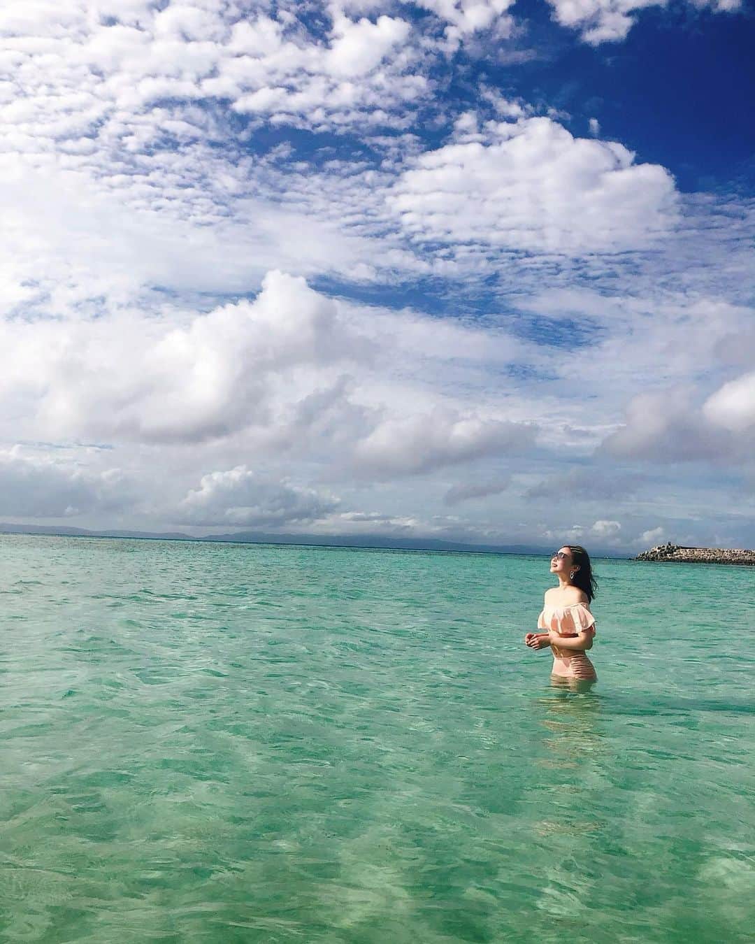藤川沙弥のインスタグラム：「これぞ #ハテルマブルー 💙🌊🐬﻿﻿﻿ と言わんばかりの﻿綺麗に透き通った﻿﻿ エメラルドグリーンの海🏖﻿﻿﻿ これNO加工です！📸﻿﻿﻿ 足まで透き通って見えるのわかる？😳﻿﻿﻿ ﻿﻿﻿ ラッキーな日はウミガメに﻿﻿ 会えるときもあるとか🥺🐢💕﻿﻿﻿ ﻿﻿﻿ 温度が冷たすぎなくて気持ちよくって﻿﻿﻿ 何時間でも入れる感じ😌﻿﻿﻿ こんな綺麗な海今まで観た事ない🥺‼️﻿﻿﻿ さすが、日本三大ビーチの１つ‼︎﻿ ﻿﻿ ﻿﻿ 夕方くらいに行ったから﻿﻿ ビーチがほぼ貸切状態だった✌🏻﻿ ﻿ ﻿ 毎月かかさず @kireimo_official へ✨﻿ 夏だし余計にお肌もでるしね🙆🏻‍♀️」