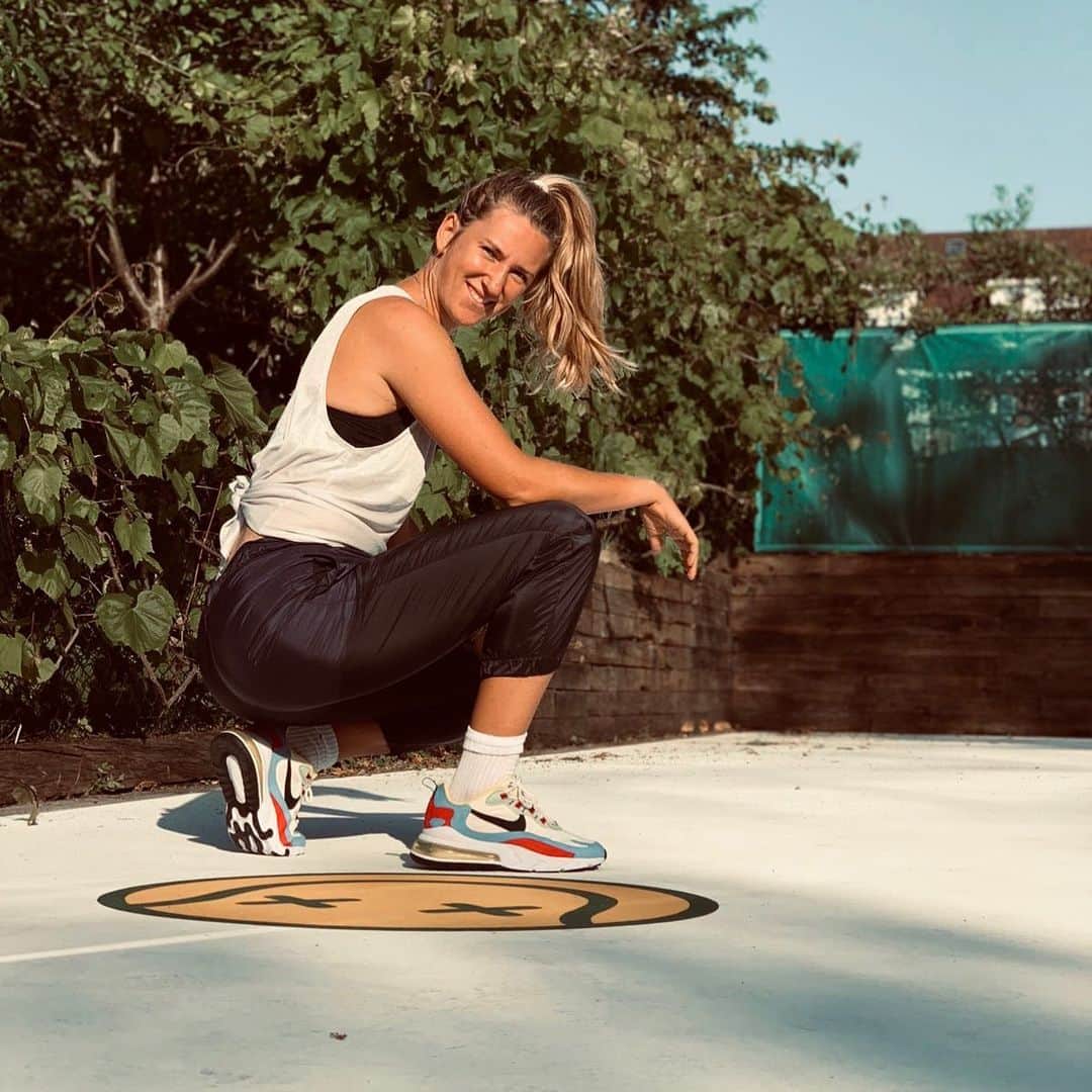 ビクトリア・アザレンカのインスタグラム：「Good shoes take you to good places 😎 👟 🔥」