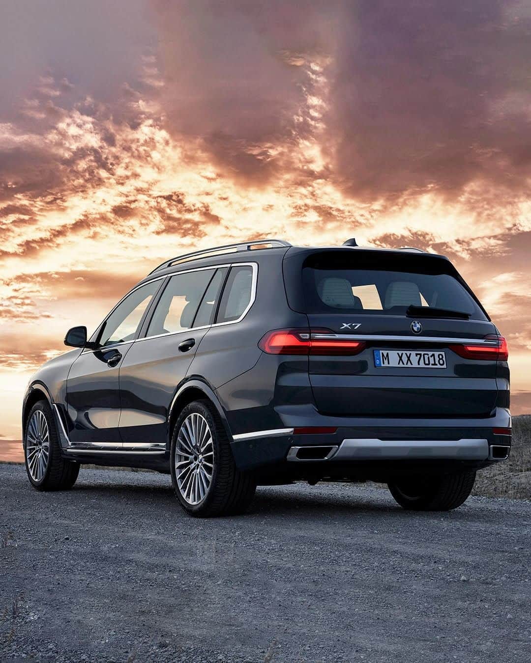 BMWのインスタグラム：「Drive with full pleasure until the sun sets. The BMW X7. #TheX7 #BMW」