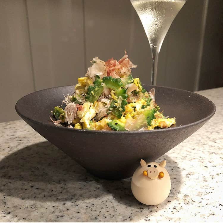 榊山敬代のインスタグラム：「🍳✨… ・ 個展9日目と 6月の終りと  上半期のおわりと 個展中日な週末は  山口時間から 東京時間の巻  無事に個展がはじまりましてから 少しホッとしてお料理も楽しい時  最近アトリエに居るよりも キッチンに居ることが多いような…🙄、 ・ 最近お料理時間が心地よく 食材の買い物も週に2.3回  こまめにちょこちょこ 新鮮な食材をセレクト  とはいいましても  大したお料理は作れないので シンプルにお野菜中心メニュー  最近はやっぱりゴーヤさんが キラキラしている時期なので ゴーヤチャンプルリピート也  キンキンに冷やしたしゅわしゅわに アツアツなチャンプルは夏モードへ ・ 🎐… ・ 画像は  今週制作しました ゴーヤチャンプル  と  イノシシさんは雨やどりの巻  今日も東京の空模様は 雨が降ったり止んだり  灰色な梅雨景色  山口も梅雨入りされたとのことで みどり色もしっとりと深まるとき  Fancyたちは乾燥に弱いので 雨の時間は恵みの美肌タイム  しっとりとした絵肌の表情も ご覧いただけたらと思います ・ ・ ・ ・ 🎋… ・ 『 榊山敬代日本画展 』 … 〈Fancy〉  うつろい色の物語  会期：令和元年6月22日(土)〜7月7日(日) 会場：株式会社 豆子郎  豆子郎の里 茶藏唵内 御迎処 … ・ (山口市大内御堀一丁目1番3号) 開館時間／10:00〜17:00 ※6月22日に限りましては22時まで開館  入場料 無料  作家在廊日 6月22日  https://toushirou.info/shop/sakuraan/sakurakan ・ ・ 主催 協賛／株式会社豆子郎 ・ ・ ・ ---------------------------------------- ・ ・ ・  この度は 山口の老舗和菓子店 株式会社豆子郎  豆子郎の里 茶藏唵内 御迎処にて 日本画展を開催いたします。  四季を感じ 季節を敬う日本人の心を伝える 日本庭園「大内四季庭」が一望できます  茶藏唵内 御迎処 を会場にて  榊山敬代 代表作シリーズであります 『Fancy』シリーズを通して うつろい色の物語 をお届けいたします。  展示初日の6月22日夏至では 毎年恒例の豆子郎キャンドルナイトが 開催されます機会に 今期はキャンドルの灯りでFancyの世界を鑑賞する  新たなこころみの日本画展を開催いたします。  また翌日23日より七夕までの期間では 自然光の気配と共に清々しき絵肌へ心を寄せて  日本画の うつろい色 の世界をご堪能ください… ・ ・ ・ #dinner #夕食  #おうちごはん #おうちディナー #おうちのみ #しゅわしゅわ #スッキリ #しゅわしゅわと共に #ゴーヤチャンプル #ゴーヤ #お肉 #meat #豚肉  #pork #Japanese #food #おもいつき #創作料理 #artist #cooking #日本画家 の#お料理こんなもん #夏レシピ」