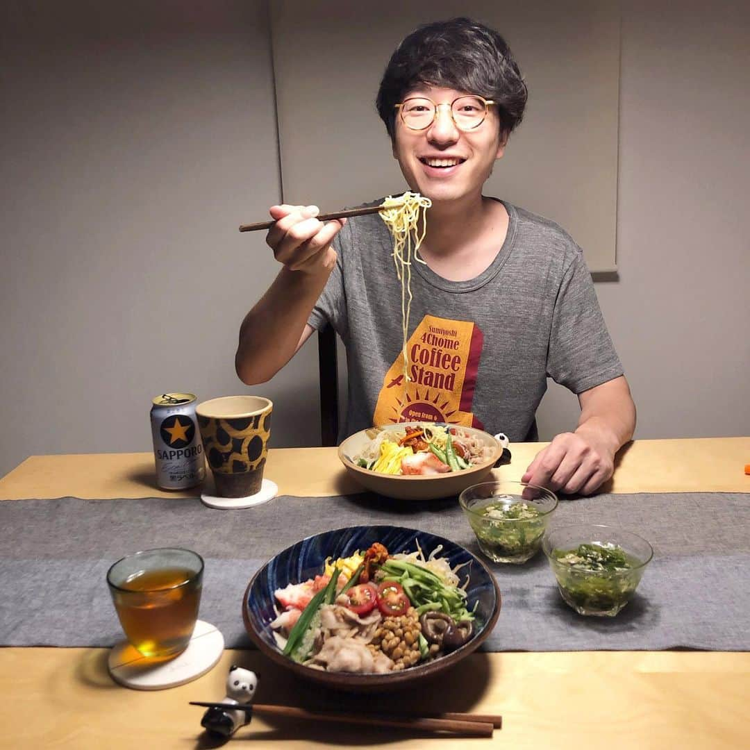 みわこさんのインスタグラム写真 - (みわこInstagram)「＊ きょうも1日おつかれさま☻ . ・冷やし中華 ・芹の冷たいかきたま汁 . 今夜はいろいろのっけて冷やし中華一本勝負！♡🍜☺️🤓 （7/27に陶器市に来てくれる @vadaantiques さんの器で） わたしはほんとはチャーシュー&半熟ゆでたまご派だけど、 きょうはめがねくんが喜ぶ豚バラの甘辛生姜煮&錦糸卵で。 . 一応2枚目みたいに盛り付けていたはずだけど 写真撮ってふと前見たらもうこうなってた（3枚目）😂笑 いつものことながら一瞬でぐちゃぐちゃで笑える😂 . 【明日から夕飯何作ろうかなぁ ぜひ参考にさせてください】 毎日じめじめ暑いからか夕飯の献立がなんだかネタ切れ。 久々に、フォロワーさんのお家の 「今夜の夕飯」よかったら教えてください！ よろしくお願いしまーす〜♡☺️🤓🌮🍙🍢」6月30日 20時41分 - meganeandmiwa