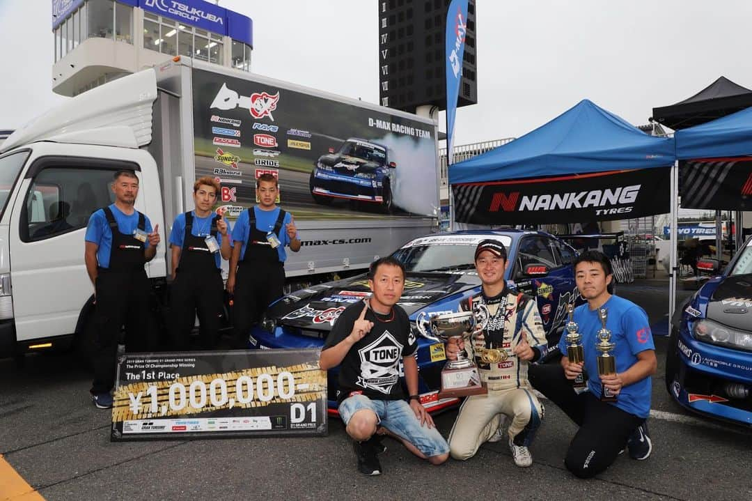 横井昌志さんのインスタグラム写真 - (横井昌志Instagram)「D1GP ラウンド2 筑波 なんと優勝して、2連勝となりました🏆😊 最高のチーム 最高のファンのみなさま 最高のスポンサー様 に感謝します。 次戦も優勝、そしてシリーズ2連覇目指して頑張ります💪😊 #mcrfactory  #dmax #sunoco  #tone #ignitionprojects」6月30日 20時41分 - mcrfactory