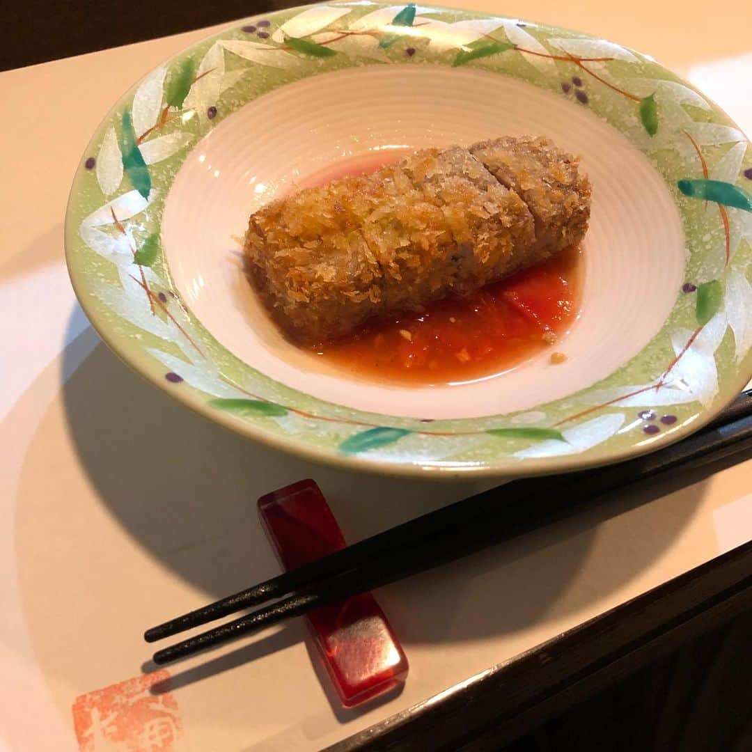 小山雄也さんのインスタグラム写真 - (小山雄也Instagram)「今回の 熊本にある#桶屋 会は マグロ祭りにお呼び頂きました！ 写真は照寿司風、、笑 ・マグロの中落ち ・マグロ盛り合わせ寿司 ・マグロの刺身 ・マグロの焼き魚 ・マグロの茶碗蒸し ・マグロのとんかつ 1年に1回しかないイベント マグロづくし 今年も頂きました。 もちろん味は言うまでもなく最高でした！ 特に1枚目にあるマグロの中落ち！ これをスプーンですくった🥄 ・マグロの中落ち手巻き寿司 1番美味でした！ いつもご馳走様です。 普段はその日に取れた食材で色々作ってくれるので あらかじめ何を作って欲しいか希望がある場合は電話で相談がオススメです！ 完全予約制です それでは明日も美髪に。 #刺身#熊本グルメ#熊本ランチ#熊本ディナー#熊本創作料理#熊本市グルメ #熊本市#刺身#マグロ#マグロ中落ち #熊本#熊本県#こやゆうグルメ」6月30日 20時42分 - yuya.koyama