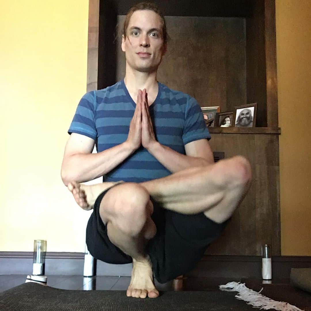 キーファー・ハベルのインスタグラム：「Join me for a Hatha yoga flow today @samastahsound in #ferndale #michigan #practice #yoga #community- class runs from 1115-1230.」