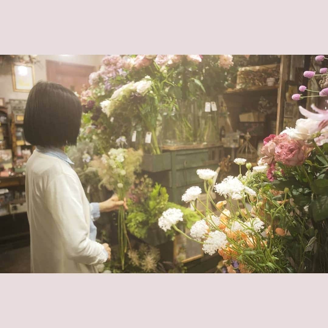 花澄さんのインスタグラム写真 - (花澄Instagram)「いつもの花園にカアチャンを連れて。⠀ 今日はカアチャンに選んでもらった。⠀ 流行りのスモークツリーも入れた。＾＾⠀ ⠀  #leica#leicam10p#ライカ#ライカm10p#tokyo#japan#grlens#28mm#grlens28mm#jardinnostalgique#flowers#florist#kagurazaka#花園#神楽坂#花屋」6月30日 20時55分 - textisan